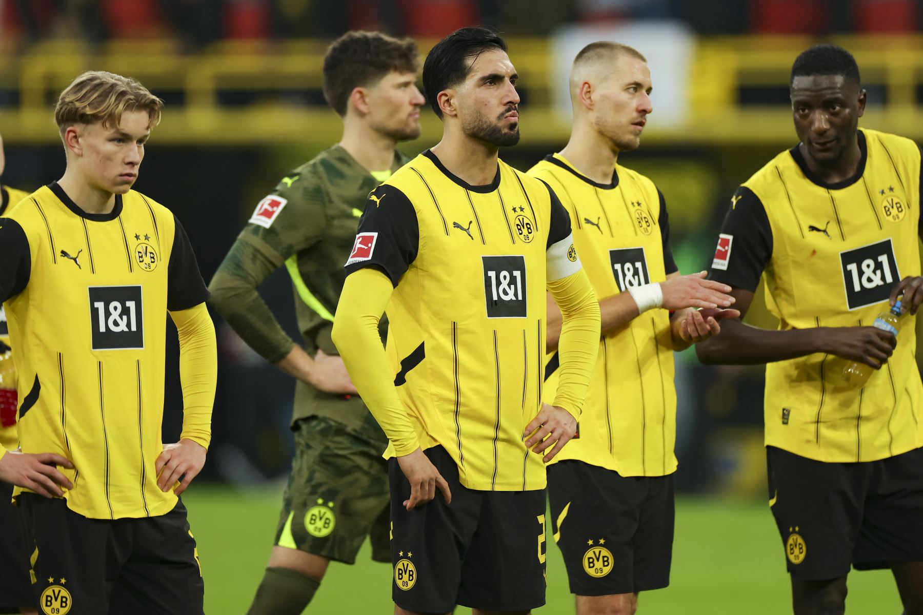 Los jugadores del Borussia Dortmund reaccionan tras perder el partido de fútbol de la Bundesliga alemana entre el Borussia Dortmund y el VfB Stuttgart en Dortmund, Alemania, el 08 de febrero de 2025. Foto: EFE