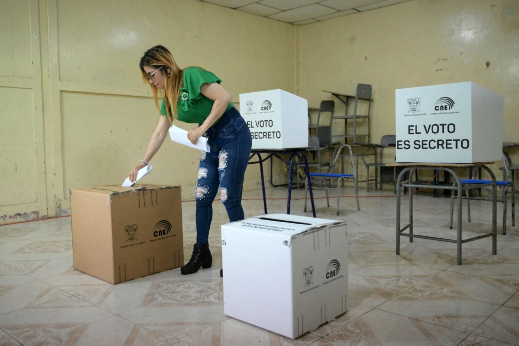 Una mujer emite su voto en un colegio electoral durante las elecciones presidenciales en Canuto, provincia de Manabi, Ecuador, el 9 de febrero de 2025. Unos 14 millones de ecuatorianos comenzaron a votar el domingo para decidir quién liderará a la nación andina devastada por la violencia a través de su peor crisis en medio siglo. (Foto de Rodrigo BUENDIA / AFP)