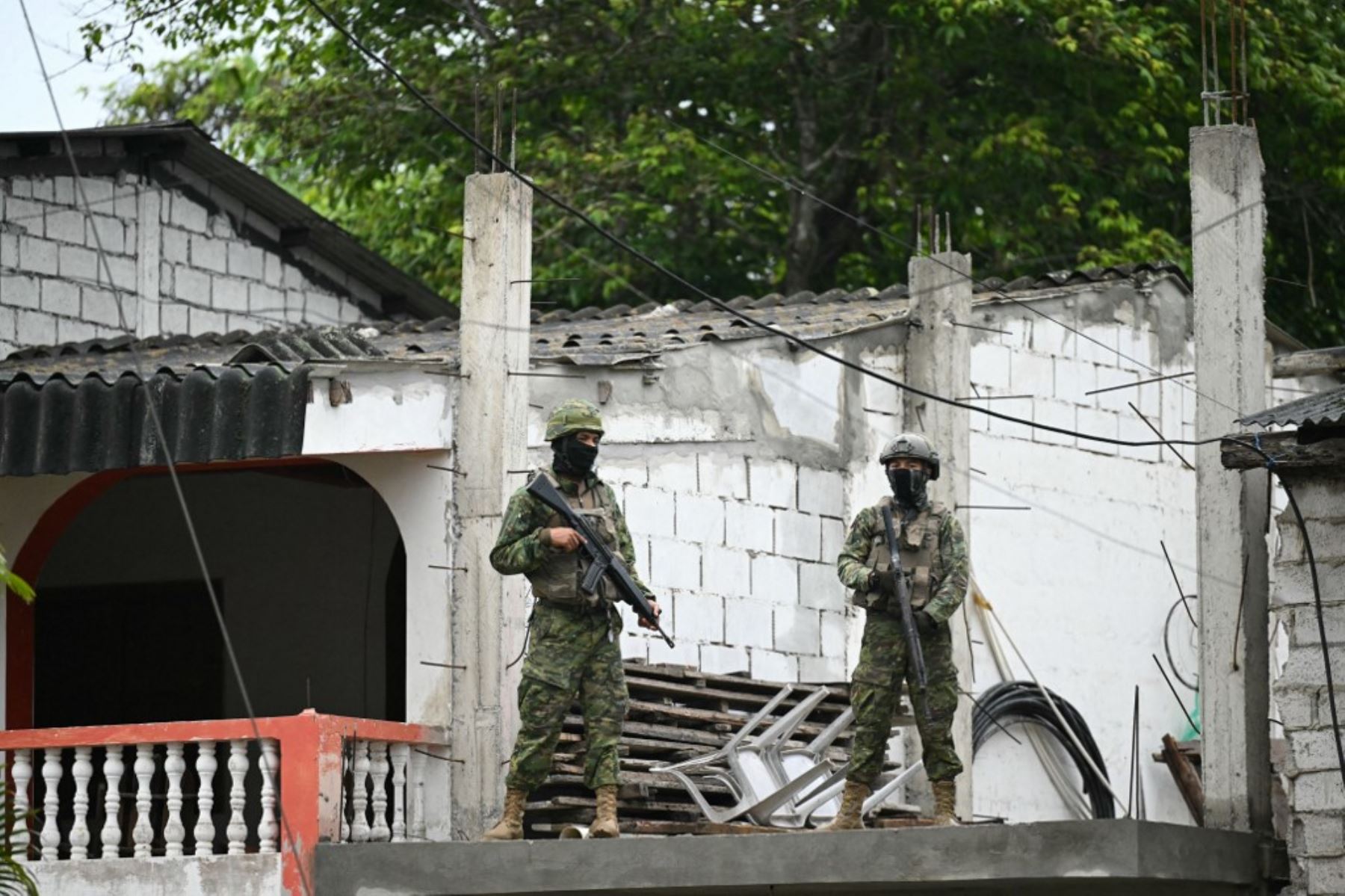 Soldados hacen guardia mientras el presidente de Ecuador y candidato presidencial del partido Acción Democrática Nacional, Daniel Noboa, vota en un colegio electoral en Olon, provincia de Santa Elena, Ecuador, el 9 de febrero de 2025, durante las elecciones presidenciales. Unos 14 millones de ecuatorianos comenzaron a votar el domingo para decidir quién liderará a la nación andina devastada por la violencia a través de su peor crisis en medio siglo. (Foto de Marvin RECINOS / AFP)