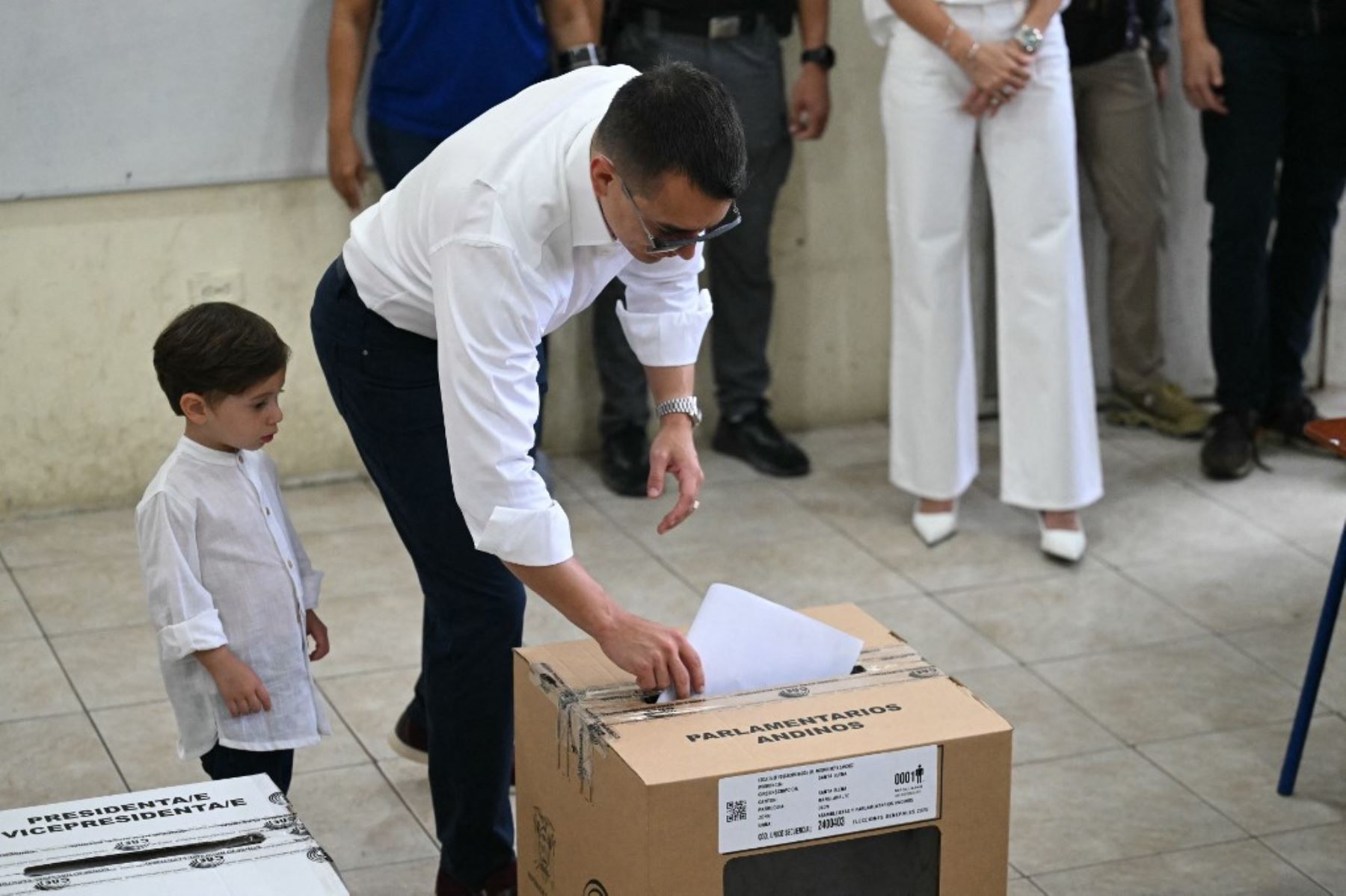 El presidente de Ecuador y candidato presidencial del partido Acción Democrática Nacional, Daniel Noboa, emite su voto acompañado de su hijo Álvaro en un colegio electoral en Olon, provincia de Santa Elena, Ecuador, el 9 de febrero de 2025, durante las elecciones presidenciales. Unos 14 millones de ecuatorianos comenzaron a votar el domingo para decidir quién liderará a la nación andina devastada por la violencia a través de su peor crisis en medio siglo. (Foto de Marvin RECINOS / AFP)