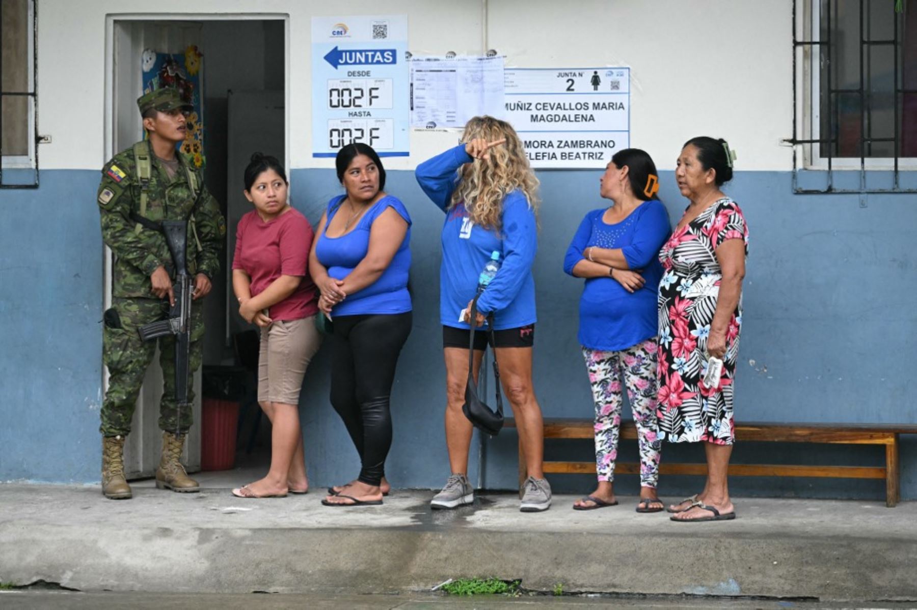 Las mujeres hacen cola para votar en un colegio electoral durante las elecciones presidenciales en Olon, provincia de Santa Elena, Ecuador, el 9 de febrero de 2025. Unos 14 millones de ecuatorianos comenzaron a votar el domingo para decidir quién liderará a la nación andina devastada por la violencia a través de su peor crisis en medio siglo. (Foto de Marvin RECINOS / AFP)