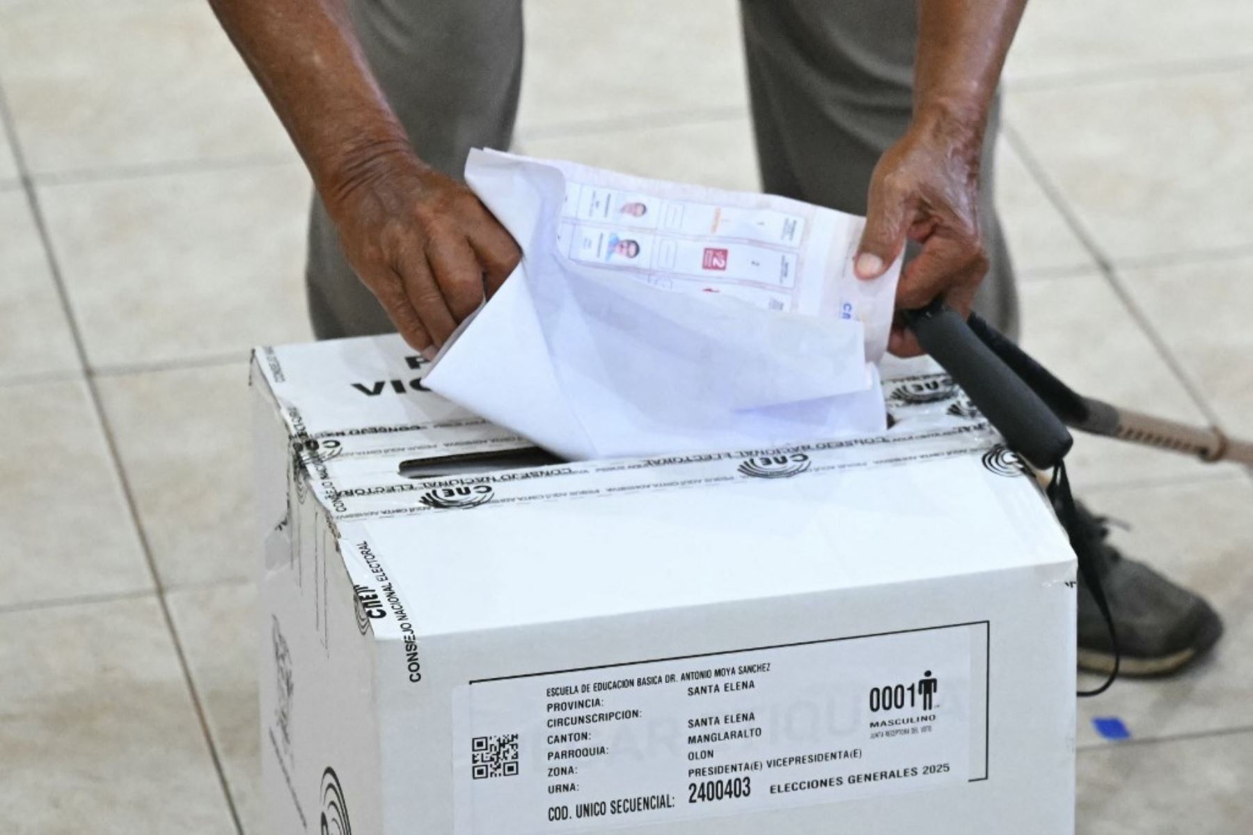 Un hombre vota en un colegio electoral durante las elecciones presidenciales en Olon, provincia de Santa Elena, Ecuador, el 9 de febrero de 2025. Unos 14 millones de ecuatorianos comenzaron a votar el domingo para decidir quién liderará a la nación andina devastada por la violencia a través de su peor crisis en medio siglo. (Foto de Marvin RECINOS / AFP)