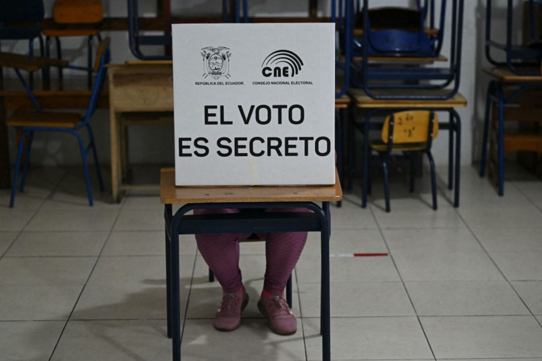 Una mujer vota en un colegio electoral durante las elecciones presidenciales en Olon, provincia de Santa Elena, Ecuador, el 9 de febrero de 2025. Unos 14 millones de ecuatorianos comenzaron a votar el domingo para decidir quién liderará a la nación andina devastada por la violencia a través de su peor crisis en medio siglo. (Foto de Marvin RECINOS / AFP)