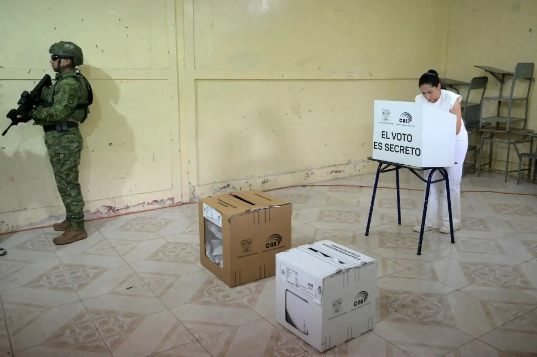 La candidata presidencial de Ecuador por el partido Movimiento Revolución Ciudadana, Luisa González, vota en un colegio electoral en Canuto, Ecuador, el 9 de febrero de 2025, durante las elecciones presidenciales. Unos 14 millones de ecuatorianos comenzaron a votar el domingo para decidir quién liderará a la nación andina asolada por la violencia durante su peor crisis en medio siglo. (Foto de Rodrigo BUENDIA / AFP)