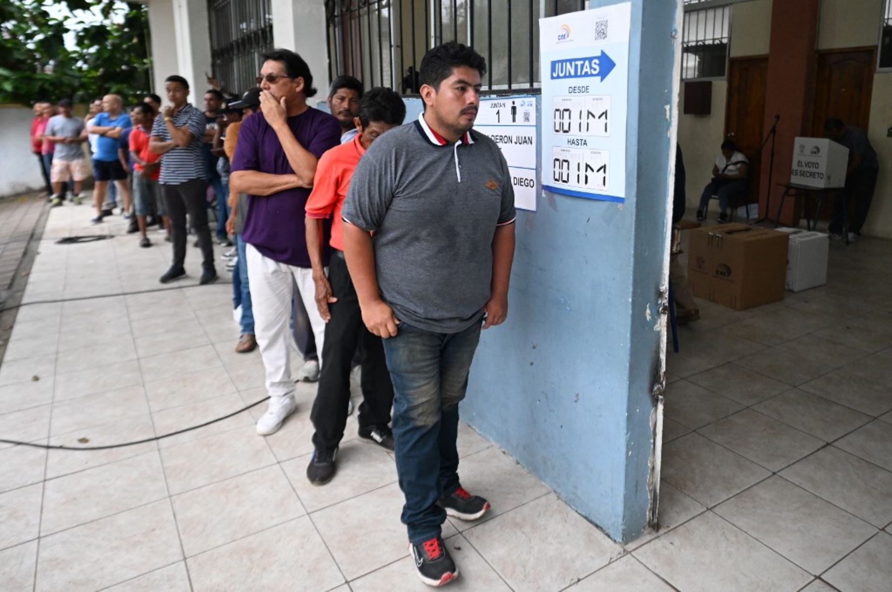 La gente hace cola para votar en un colegio electoral durante las elecciones presidenciales en Olon, provincia de Santa Elena, Ecuador, el 9 de febrero de 2025. Unos 14 millones de ecuatorianos comenzaron a votar el domingo para decidir quién liderará a la nación andina devastada por la violencia a través de su peor crisis en medio siglo. (Foto de MARVIN RECINOS / AFP)