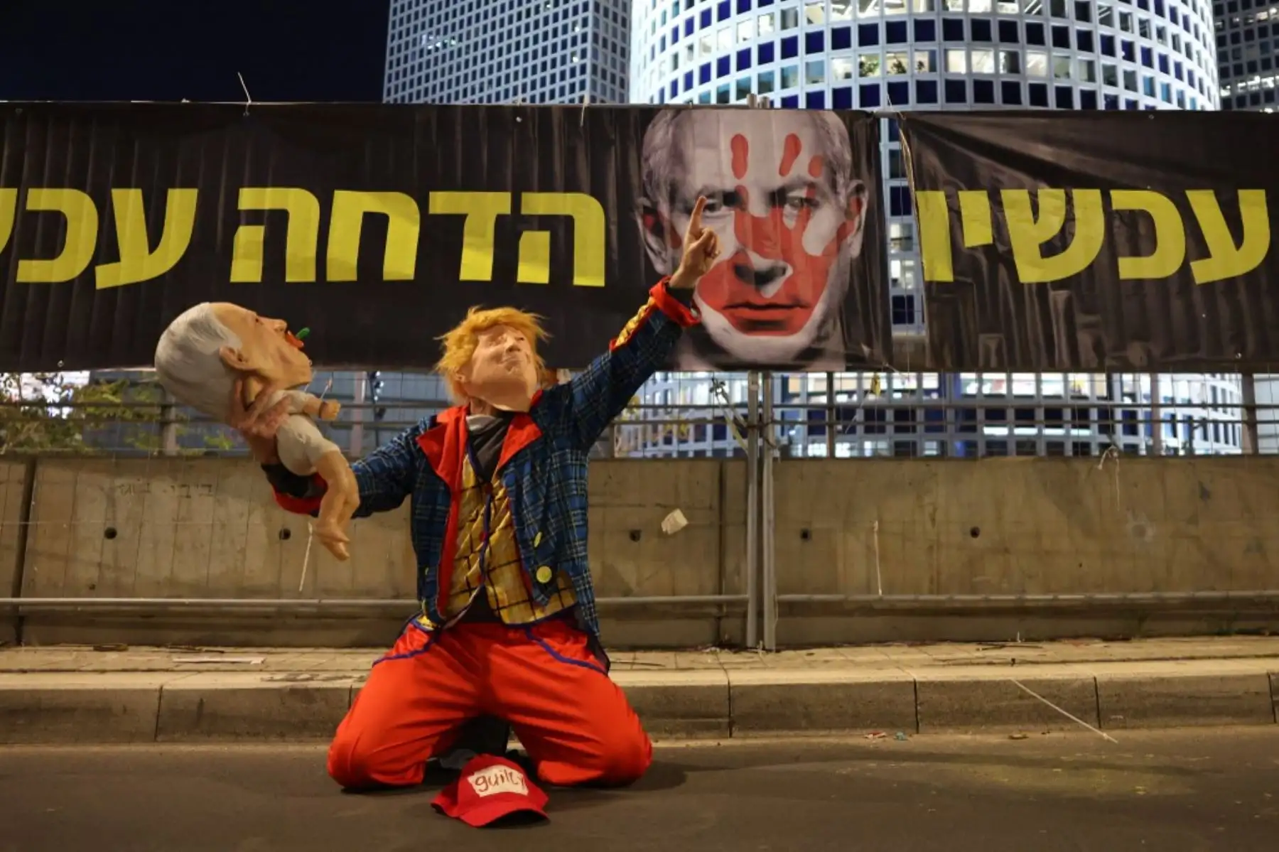 Un manifestante que lleva una máscara de Donald Trump sostiene una muñeca con una máscara del primer ministro israelí Benjamin Netanyahu durante una protesta pidiendo la liberación de rehenes mantenidos en Gaza desde el ataque del 7 de octubre de 2023 por militantes palestinos, frente al Ministerio de Defensa israelí en Tel Aviv el 1 de febrero de 2025. (Foto de Jack GUEZ / AFP)