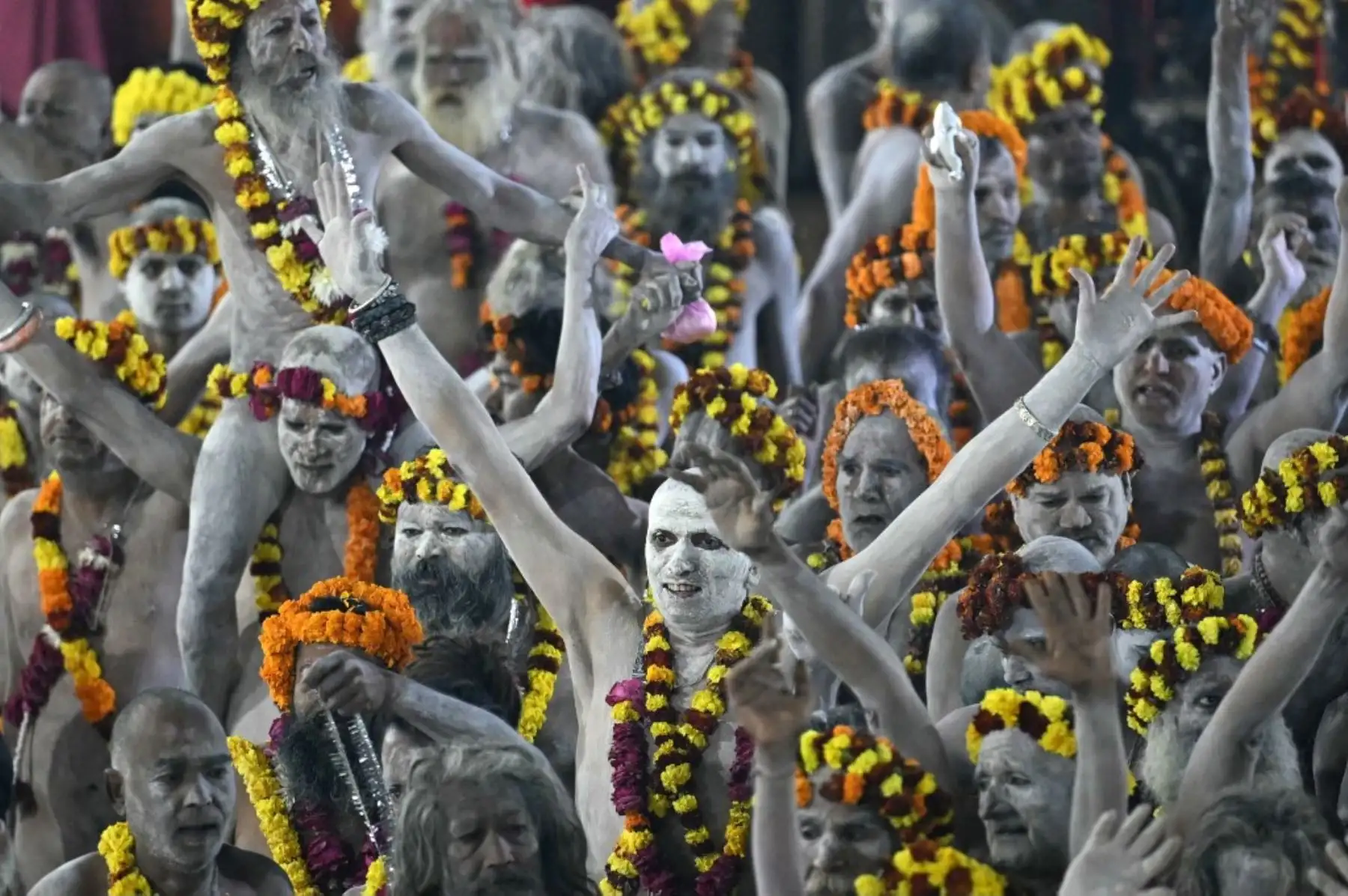 Naga Sadhus o hombres santos hindúes llegan en una procesión para dar un chapuzón en Sangam, la confluencia del Ganges, Yamuna y los míticos ríos Saraswati, en una ocasión auspiciosa de 