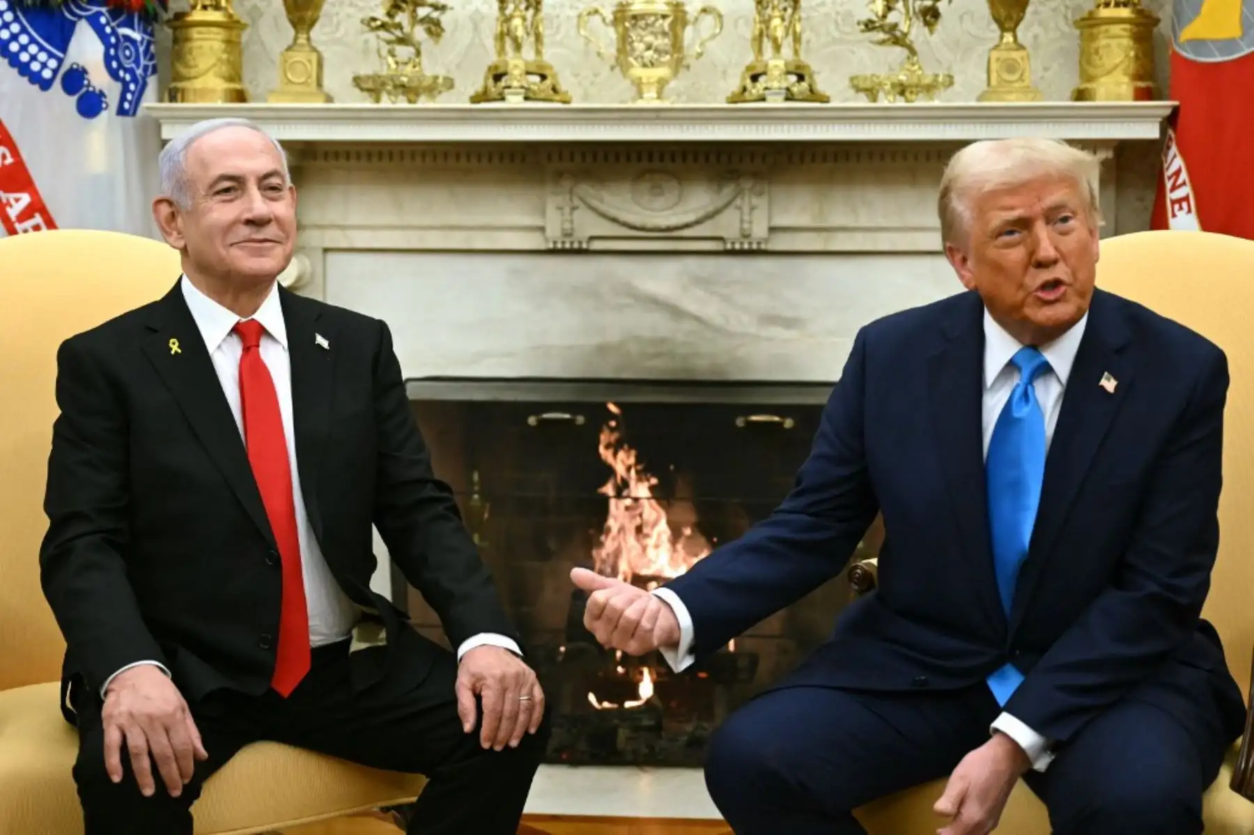 El presidente estadounidense Donald Trump (R) se reúne con el primer ministro de Israel, Benjamin Netanyahu, en la Oficina Oval de la Casa Blanca en Washington, DC, el 4 de febrero de 2025. (Foto de ANDREW CABALLERO-REYNOLDS / AFP)