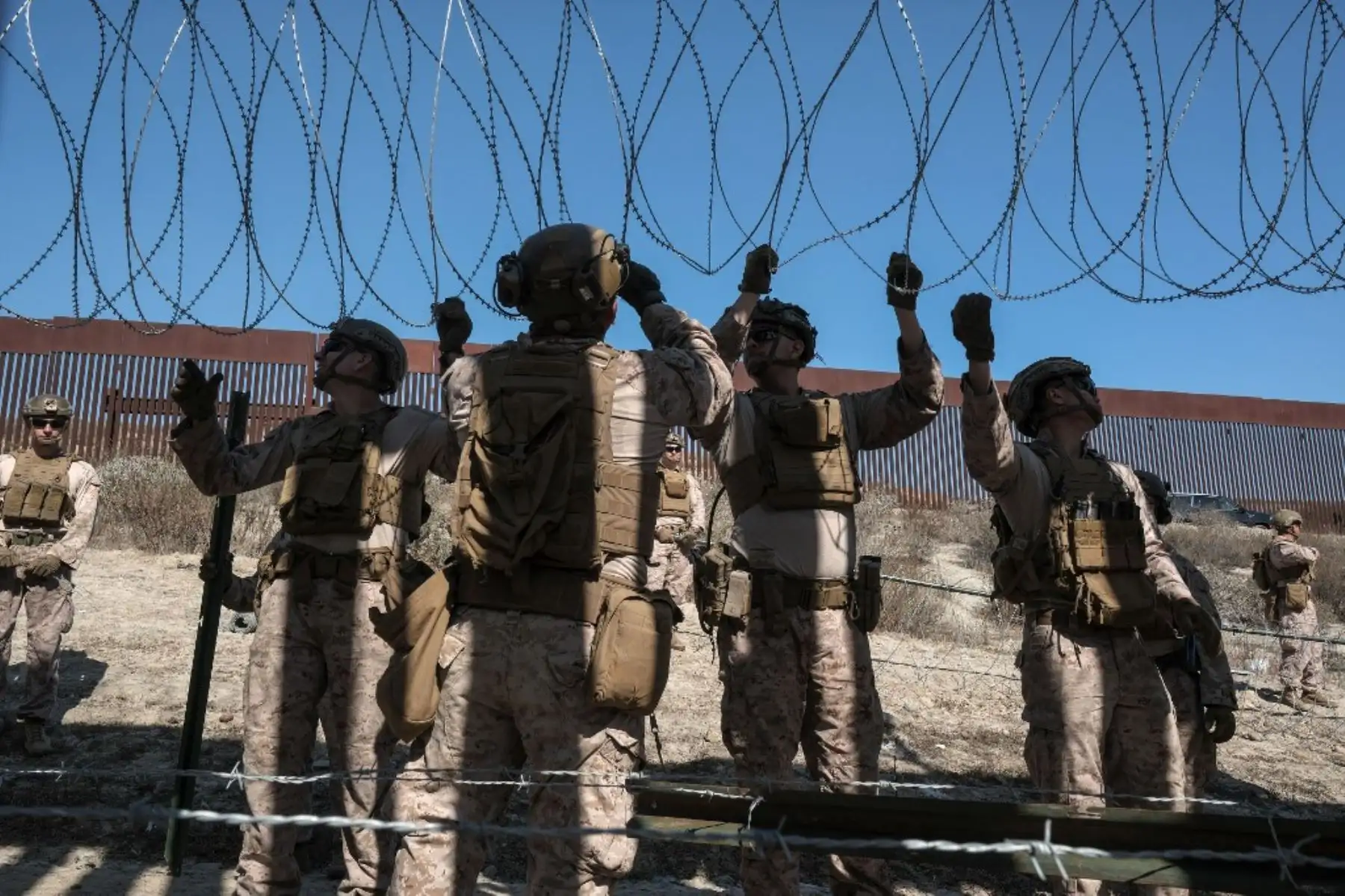 El Cuerpo de Marines de los Estados Unidos desplegado en la frontera sur de San Diego, refuerza el muro fronterizo entre Estados Unidos y México como se muestra desde Colonia Libertad en Tijuana, estado de Baja California, México. (Foto de Guillermo Arias / AFP)