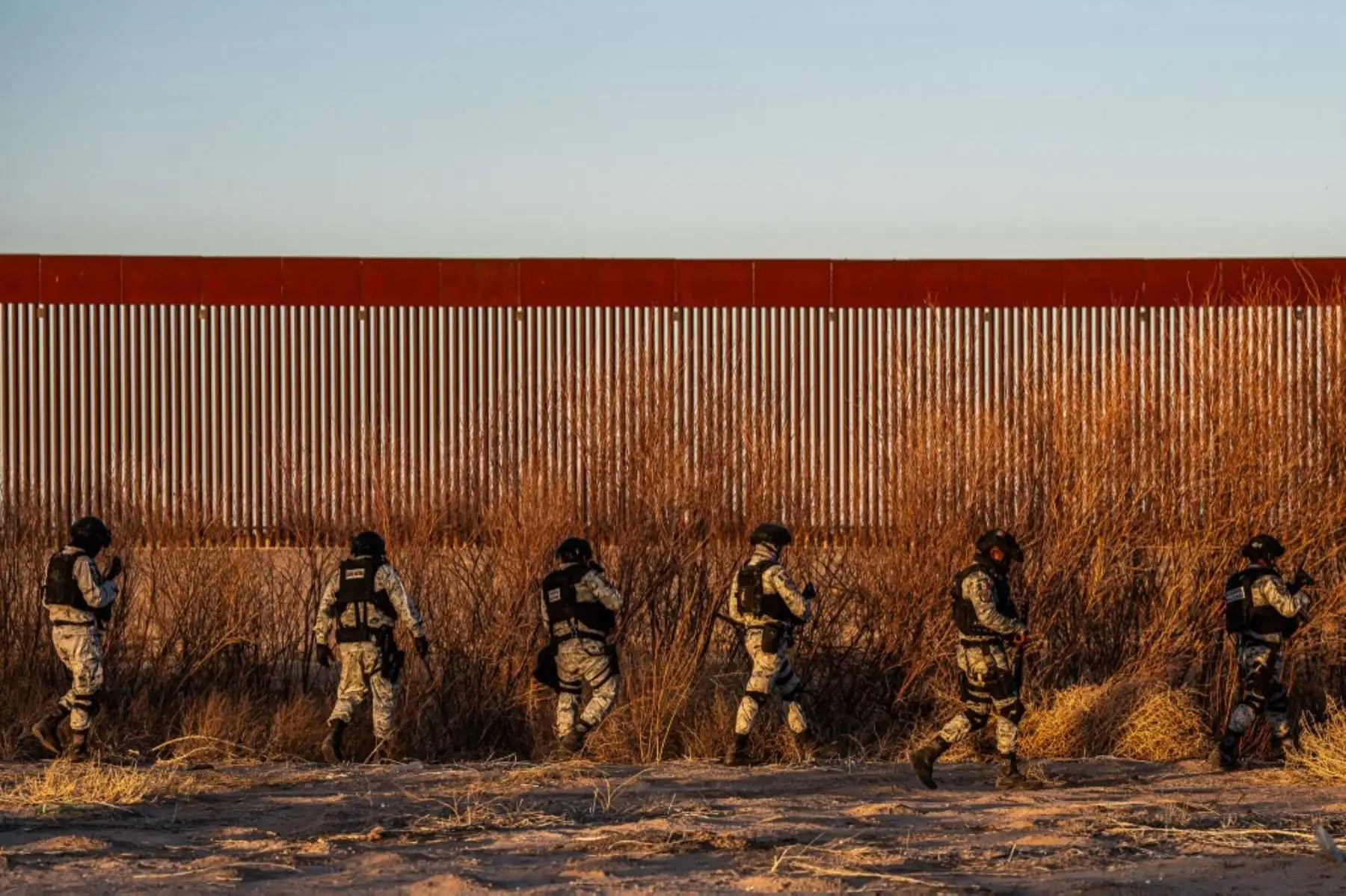 Miembros de la Guardia Nacional patrullan el muro fronterizo en el Valle de Juárez, estado de Chihuahua, México, el 5 de febrero de 2025. (Foto de Victor GAHBLER / AFP)