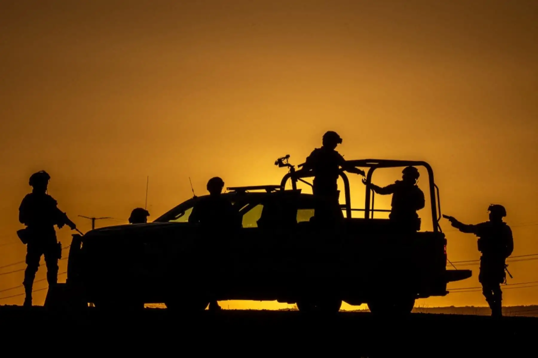 Miembros de la Guardia Nacional en una camioneta patrullan el muro fronterizo en el Valle de Juárez, estado de Chihuahua. (Foto de Victor GAHBLER / AFP)