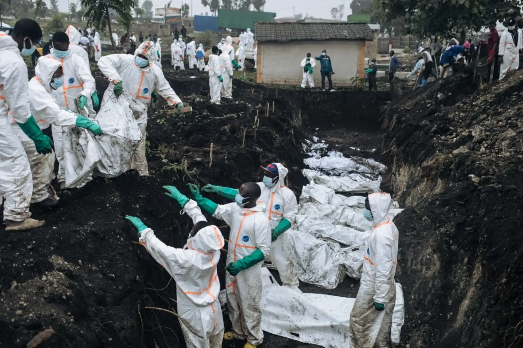 Miembros de la Cruz Roja Congoleña y Protección Civil entierran a docenas de víctimas de los recientes enfrentamientos en un cementerio de Goma el 4 de febrero de 2025. Al menos 900 personas han muerto y más de 2.800 personas han resultado heridas en los recientes combates en Goma, la capital de la provincia de Kivu del Norte de la República Democrática del Congo, dijo la ONU el lunes. Foto: AFP