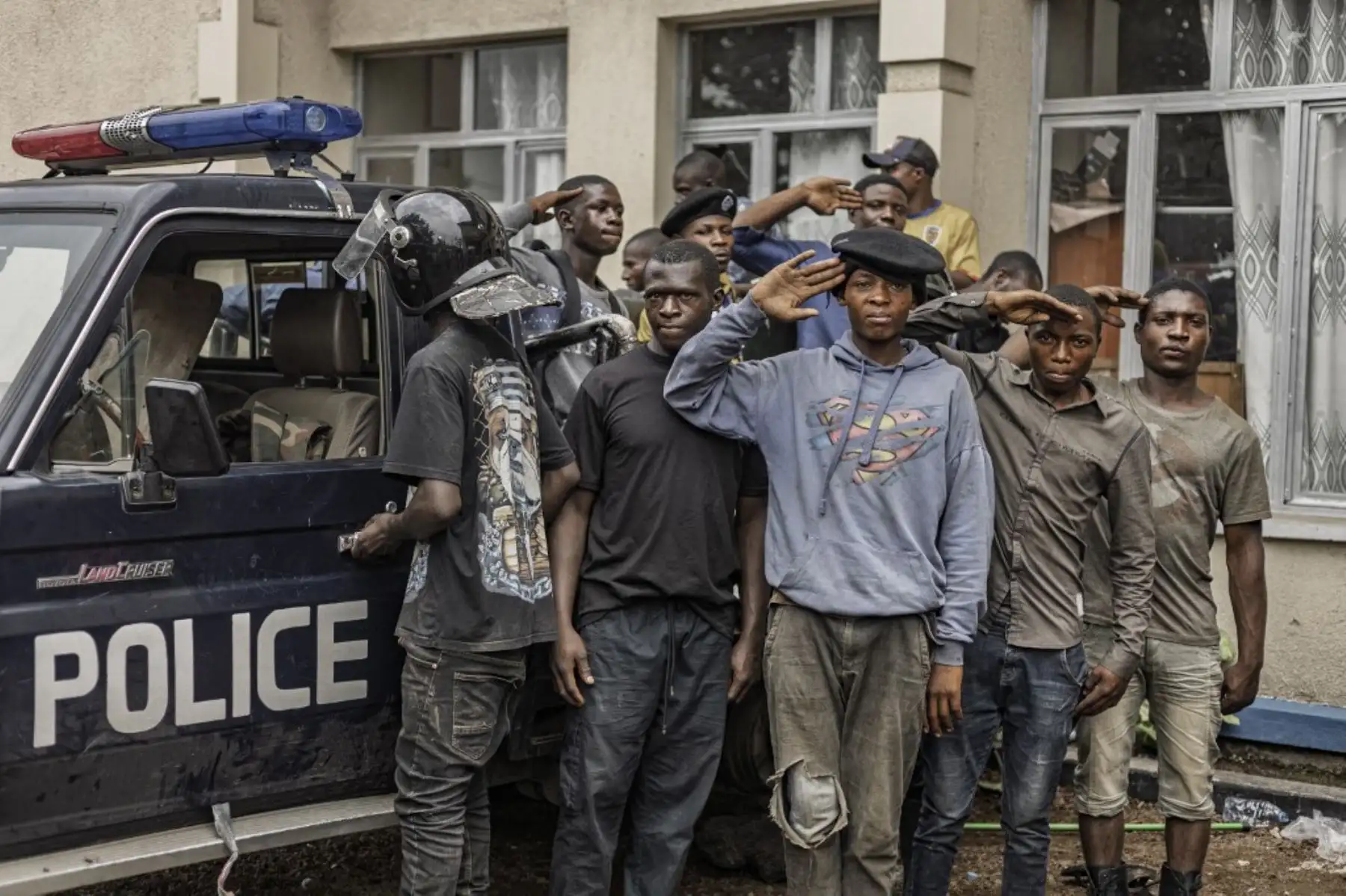 Un grupo de posibles reclutas de la policía, listos para ser inscritos en la fuerza controlada M23, saludan en el patio de una estación de policía en Goma. Más de una semana después de la batalla por la capital provincial de Kivu del Norte, el M23 nombró el miércoles a personas para puestos públicos. Goma ahora tiene dos funcionarios para muchos puestos públicos, dos alcaldes, dos gobernadores, lo que, según los lugareños, ha creado confusión. Foto: AFP