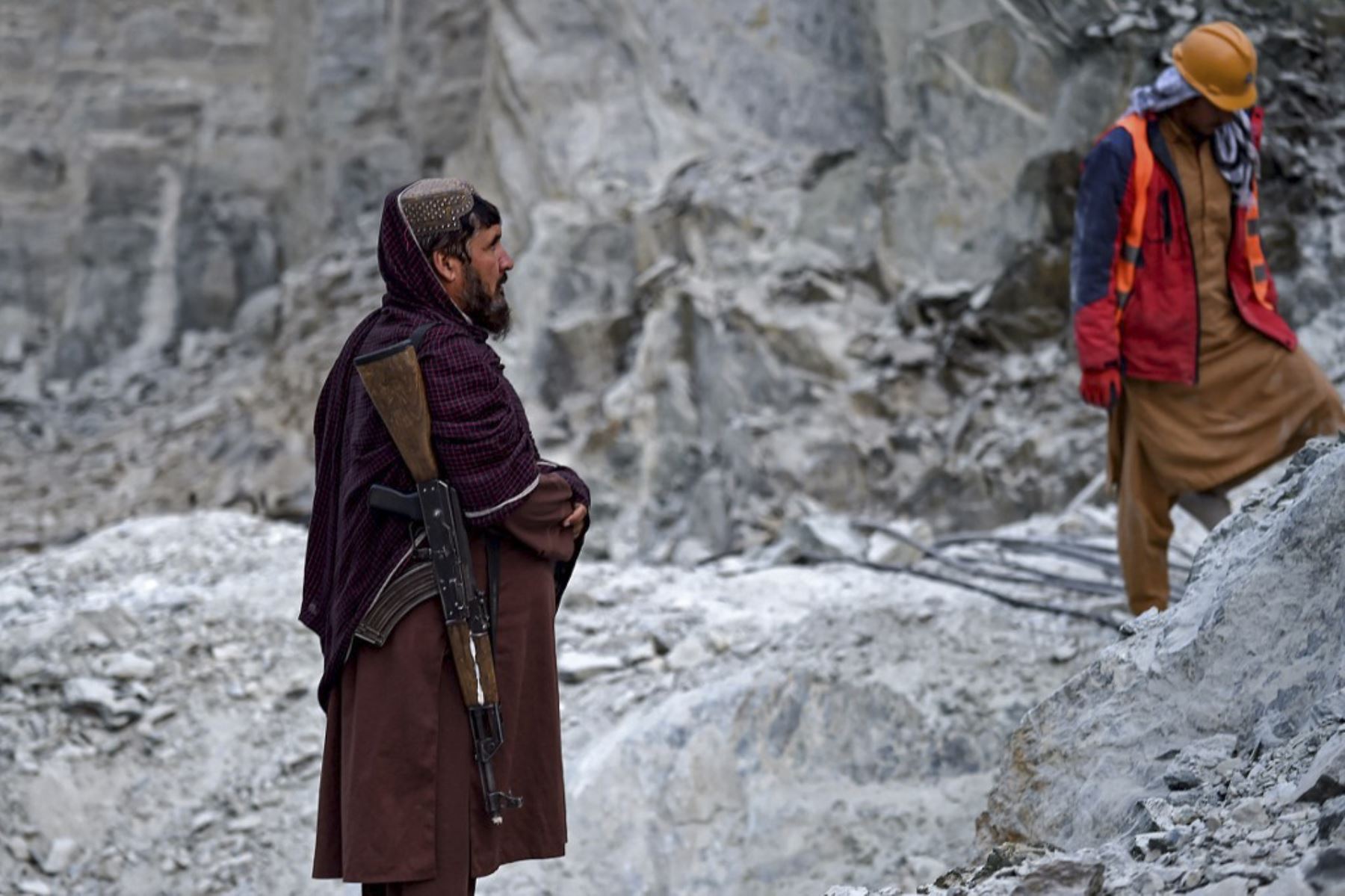 Personal de seguridad talibán resguarda una mina nefrita en las montañas del distrito de Goshta, provincia de Nangarhar. Foto: AFP