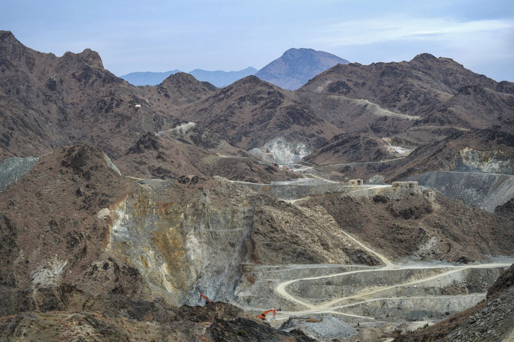 Esta fotografía muestra una vista general de una mina de nefrita en las montañas del distrito de Goshta, provincia de Nangarhar. Foto: AFP