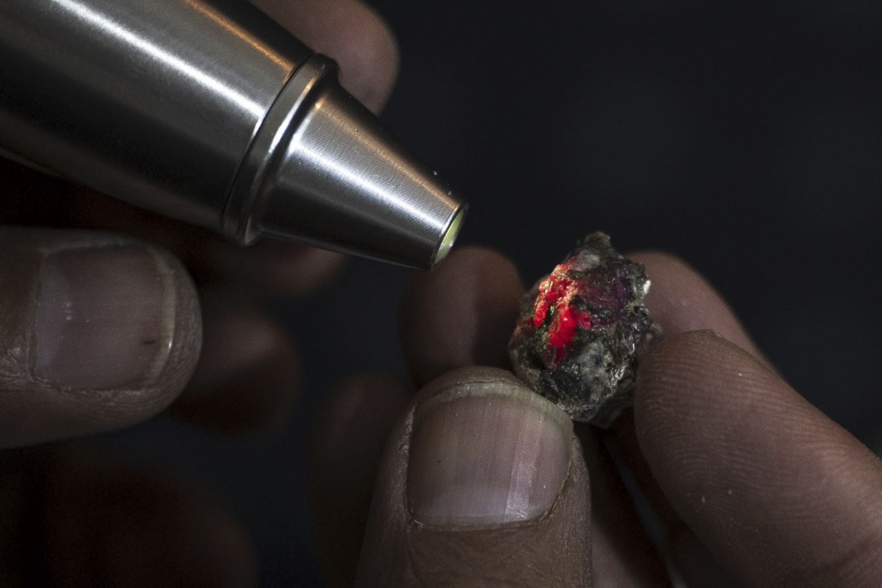 Un joyero afgano muestra una piedra utilizada en joyerías, en una tienda de Kabul. Foto: AFP