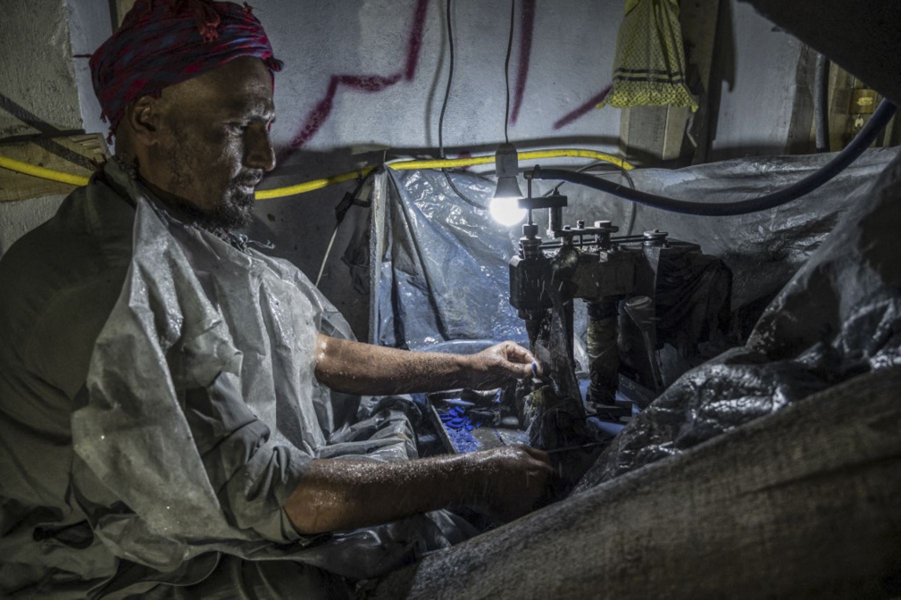 Un trabajador afgano perfora una piedra de lapislázuli utilizada en joyerías, en un taller en Kabul. Foto: AFP