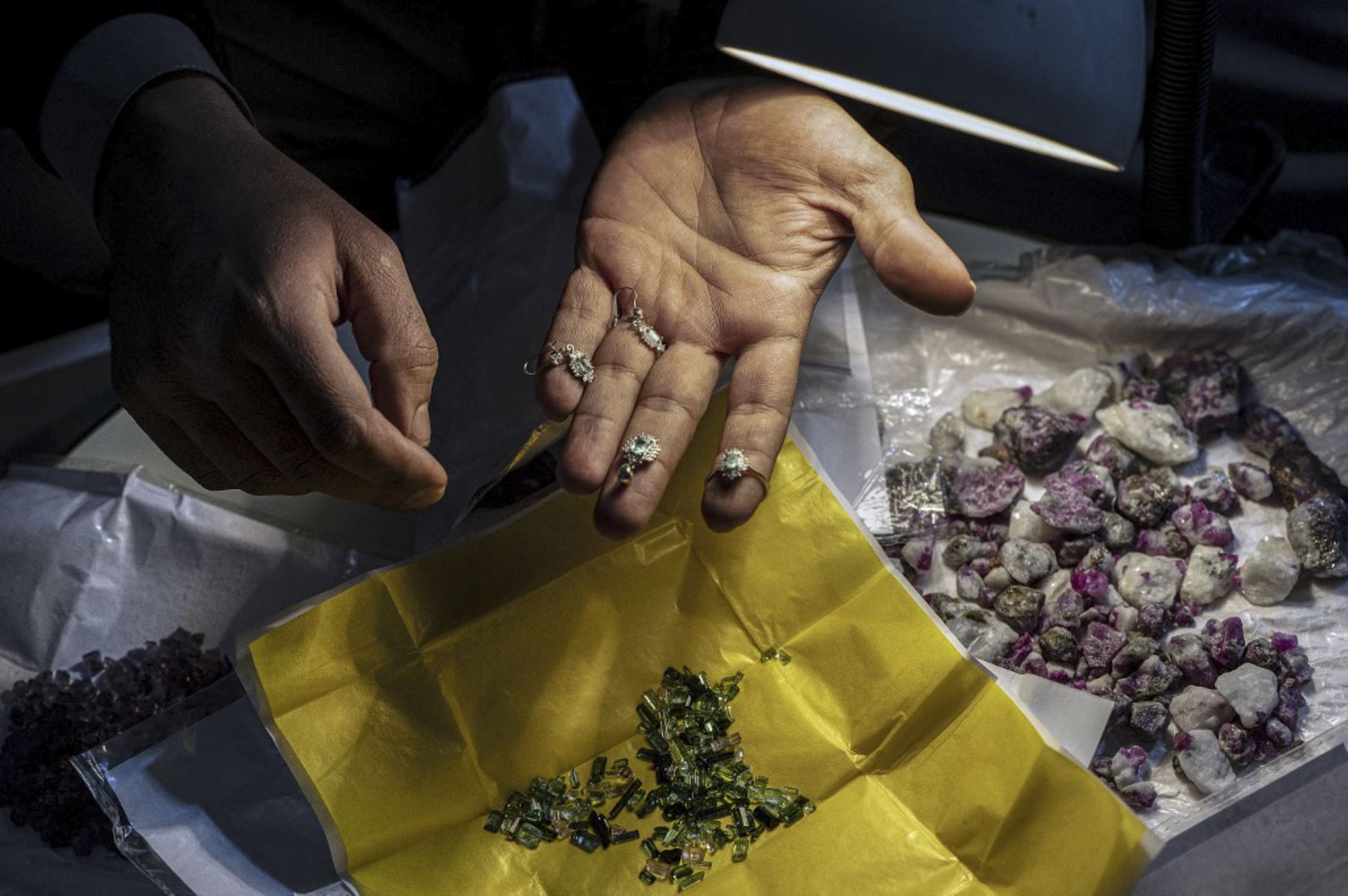 Un joyero afgano exhibie anillos y pendientes en un taller de grabado y orfebrería en Kabul. Foto: AFP