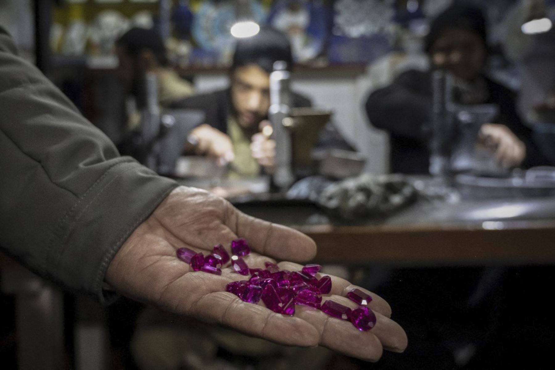 Un joyero afgano exhibe piedras preciosas de rubí pulidas, en un taller de grabado y orfebrería en Kabul. Promocionando un retorno de la seguridad, el gobierno talibán de Afganistán está cortejando a los inversores locales y extranjeros para explotar la vasta riqueza mineral del país para asegurar una fuente de ingresos crucial. Foto: AFP