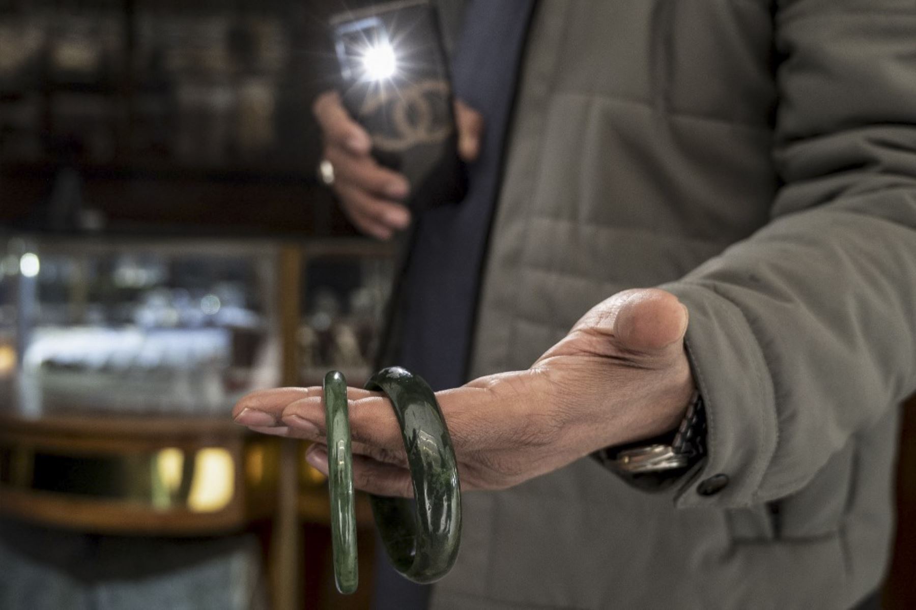 Un joyero afgano muestra pulseras hechas de piedras de nefrita, en una tienda de Kabul. Foto: AFP