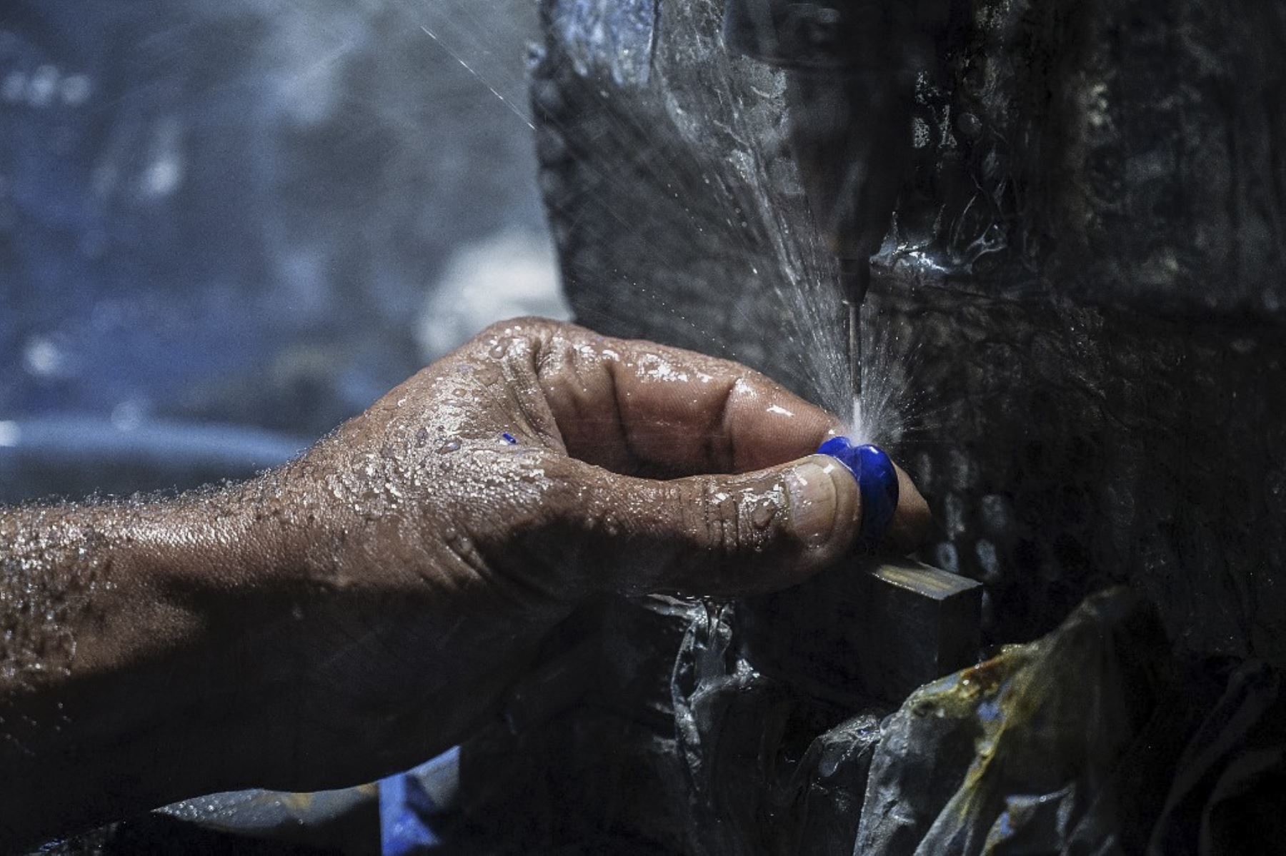 Un trabajador afgano perfora una piedra de lapislázuli utilizada en joyerías, en un taller en Kabul. Foto: AFP