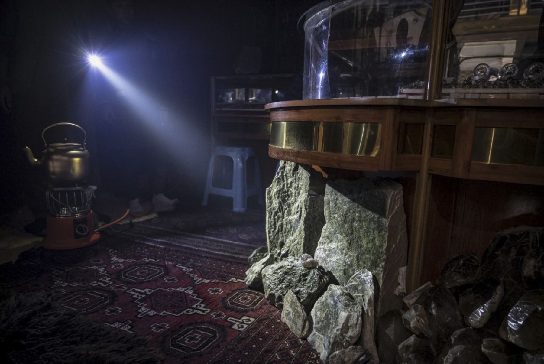 Esta fotografía muestra piedras de nefrita en bruto guardadas en una joyería en Kabul. Foto: AFP