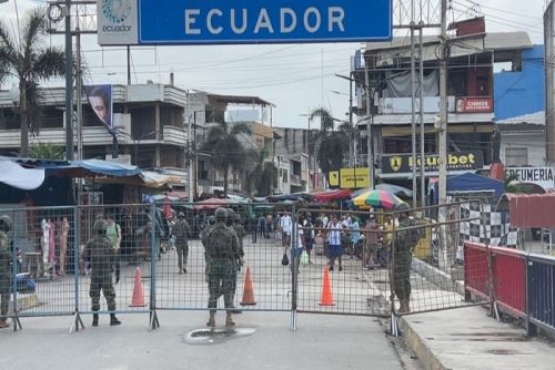 Policías y militares ecuatorianos se veían en el cantón de Huaquillas-Ecuador y por el lado peruano policías y miembros de la Marina.