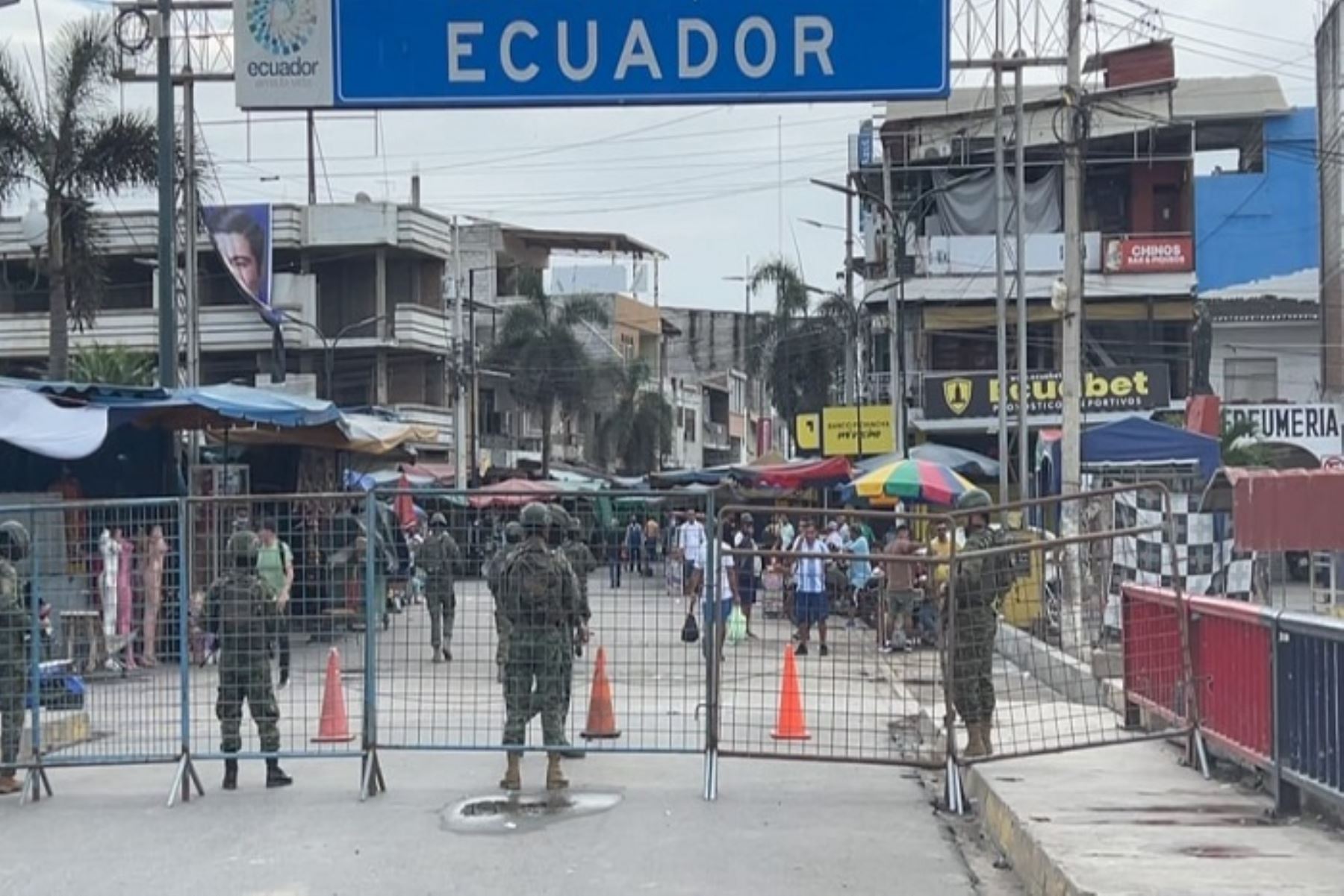 Policías y militares ecuatorianos se veían en el cantón de Huaquillas-Ecuador y por el lado peruano policías y miembros de la Marina.