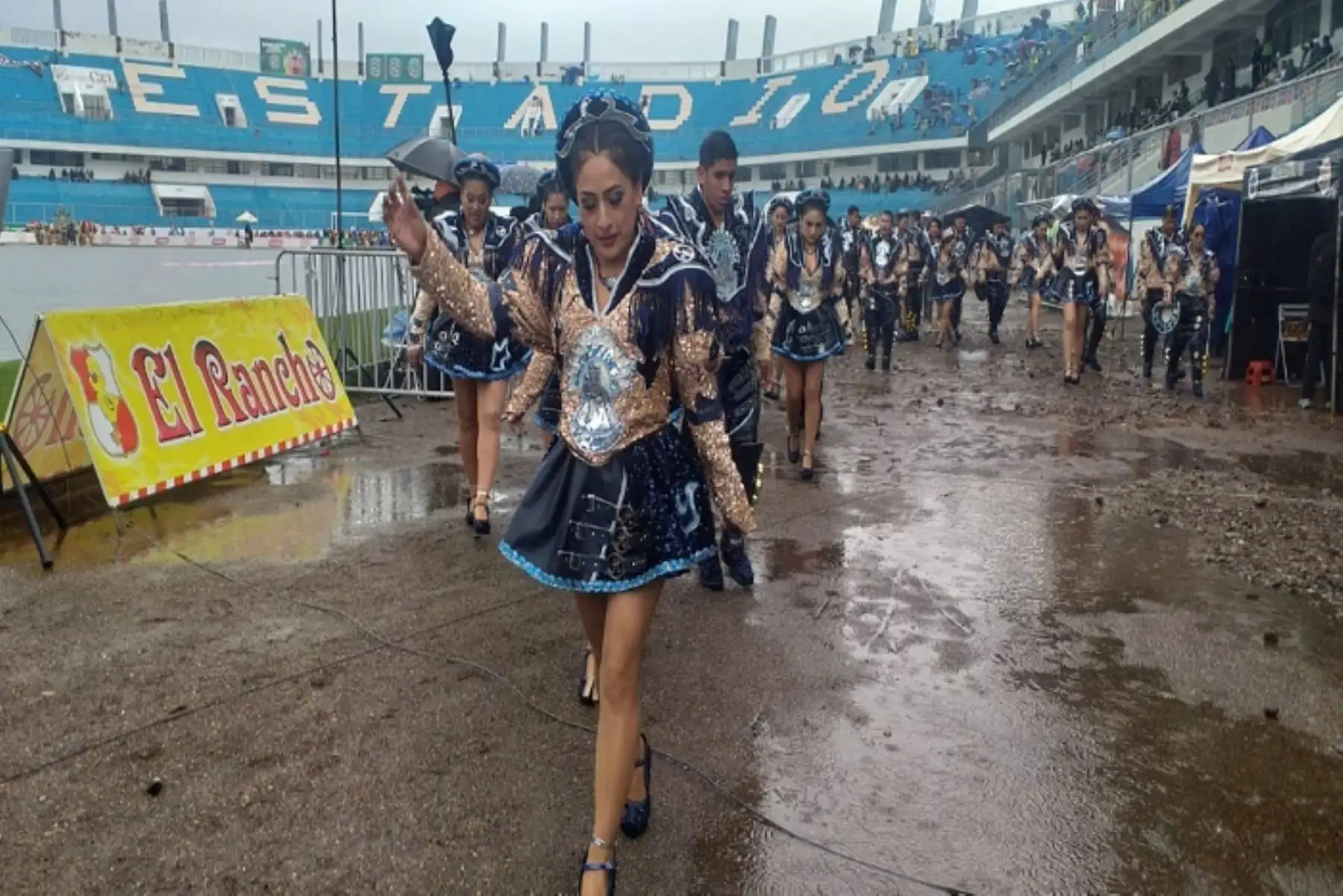 Danzas y devoción: Festividad de la Virgen de la Candelaria desafía a la lluvia en Puno