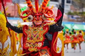 Danzas y devoción: Festividad de la Virgen de la Candelaria desafía a la lluvia en Puno