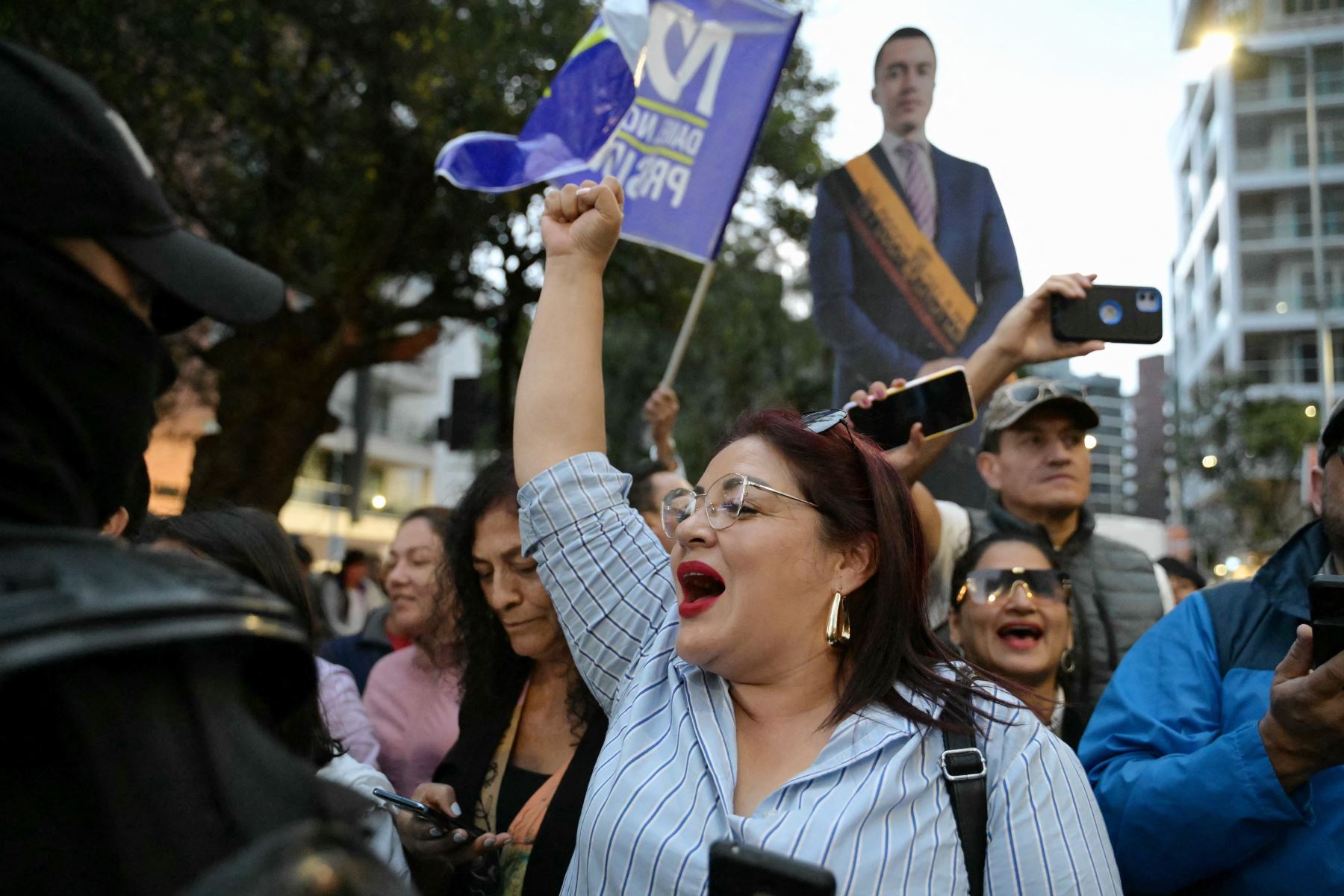 Los partidarios del presidente de Ecuador y candidato presidencial del partido Acción Democrática Nacional, Daniel Noboa, esperan su llegada al Hotel Le Parc durante las elecciones presidenciales en Quito.
Foto: AFP