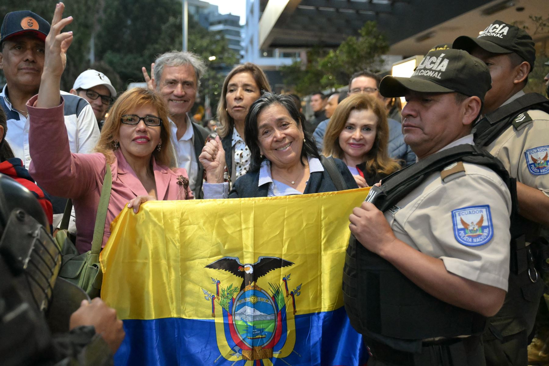 Los partidarios del presidente de Ecuador y candidato presidencial del partido Acción Democrática Nacional, Daniel Noboa, sostienen una bandera ecuatoriana mientras esperan su llegada al Hotel Le Parc durante las elecciones presidenciales en Quito.
Foto: AFP