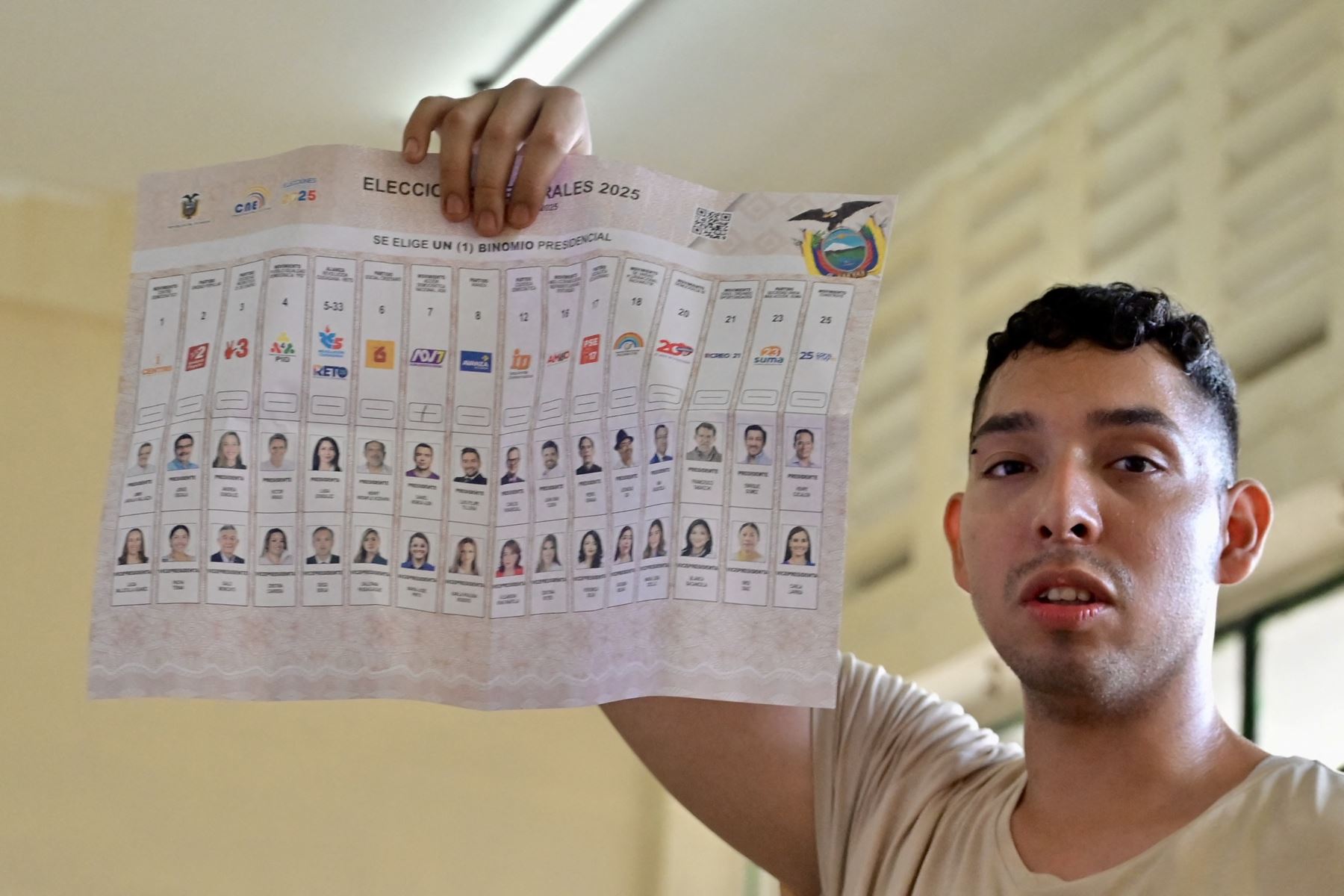 Un empleado electoral cuenta los votos tras el cierre de un colegio electoral durante las elecciones presidenciales en la escuela Simón Bolívar en Guayaquil, Ecuador.
Foto: AFP