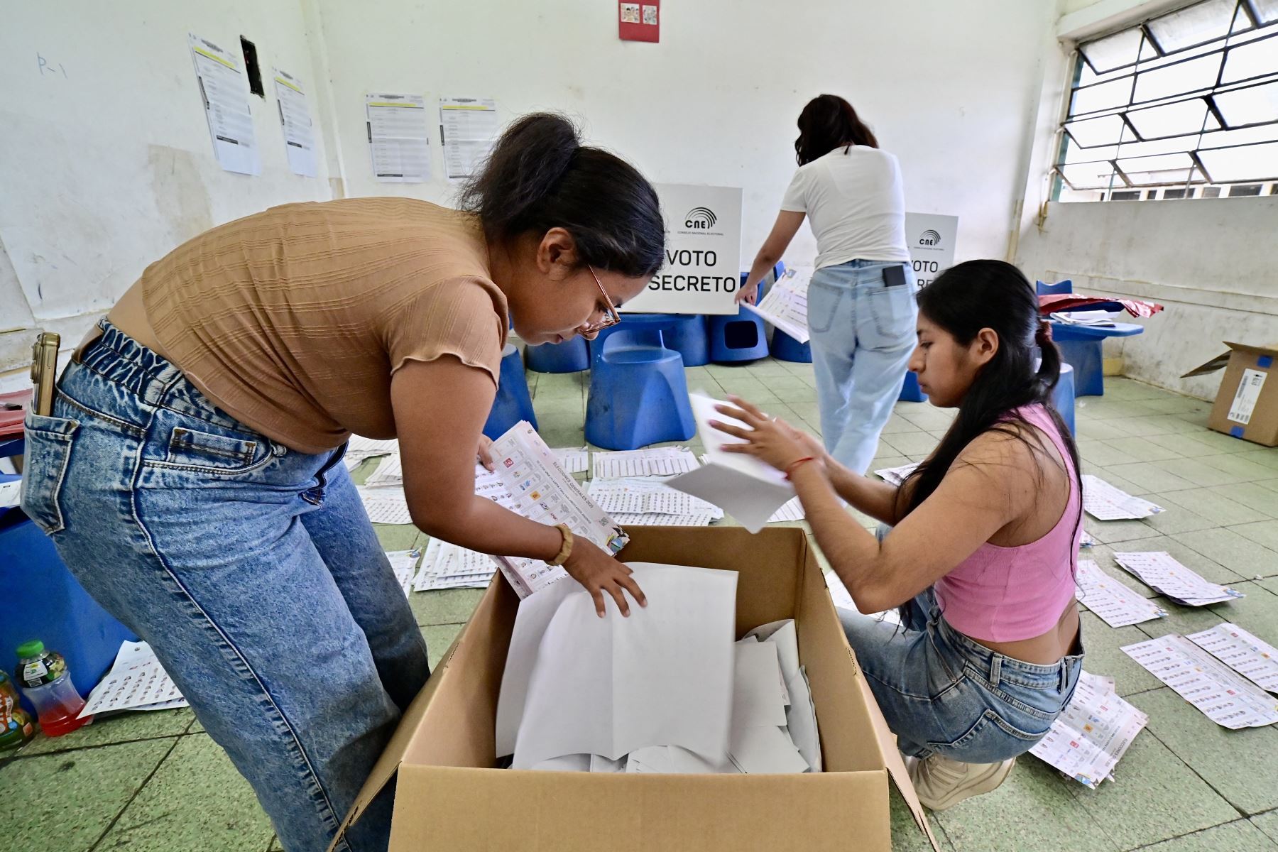 El personal electoral cuenta los votos tras el cierre de un colegio electoral durante las elecciones presidenciales en la escuela Simón Bolívar en Guayaquil, Ecuador.
Foto: AFP