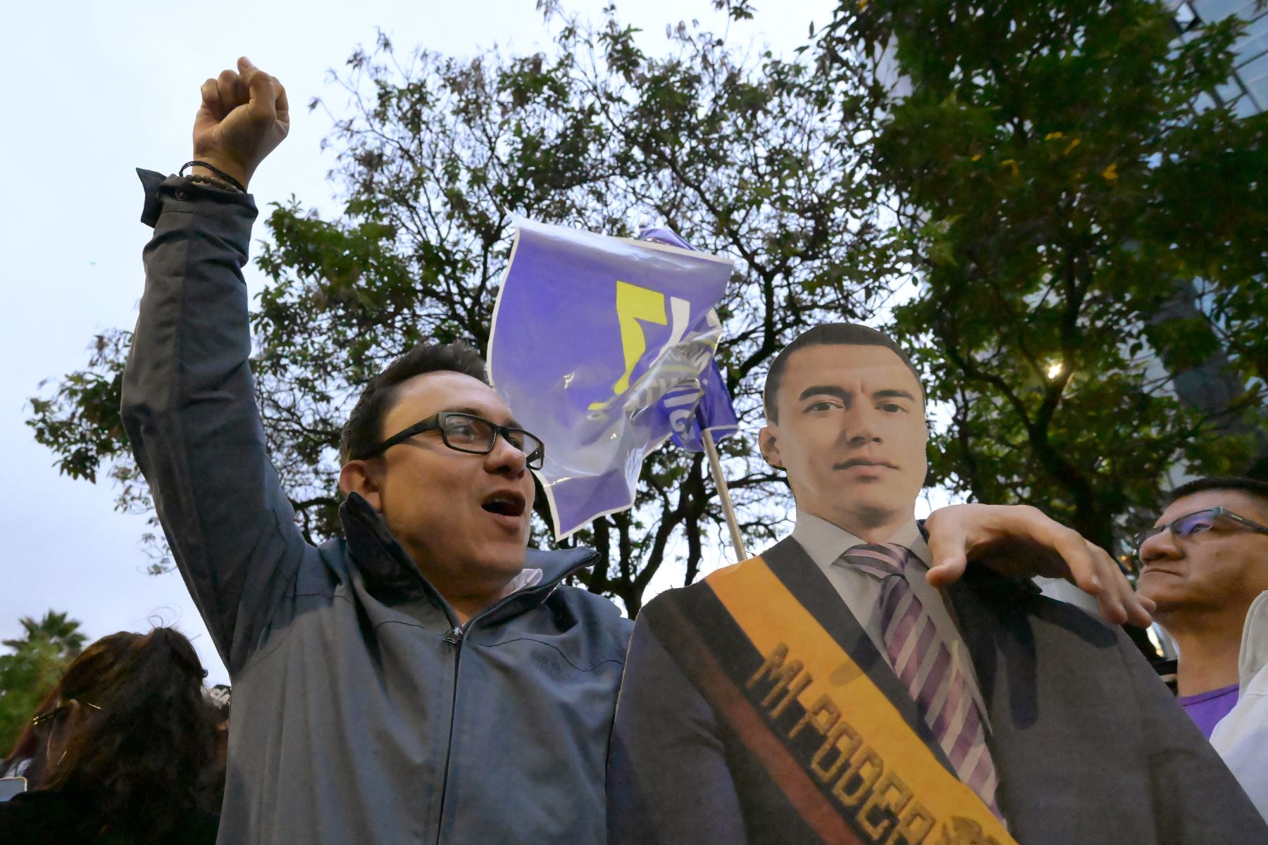 Un partidario del presidente de Ecuador y candidato presidencial del partido Acción Democrática Nacional, Daniel Noboa, hace gestos junto a una imagen de tamaño natural de Daniel Noboa mientras espera su llegada al Hotel Le Parc durante las elecciones presidenciales en Quito.
Foto: AFP