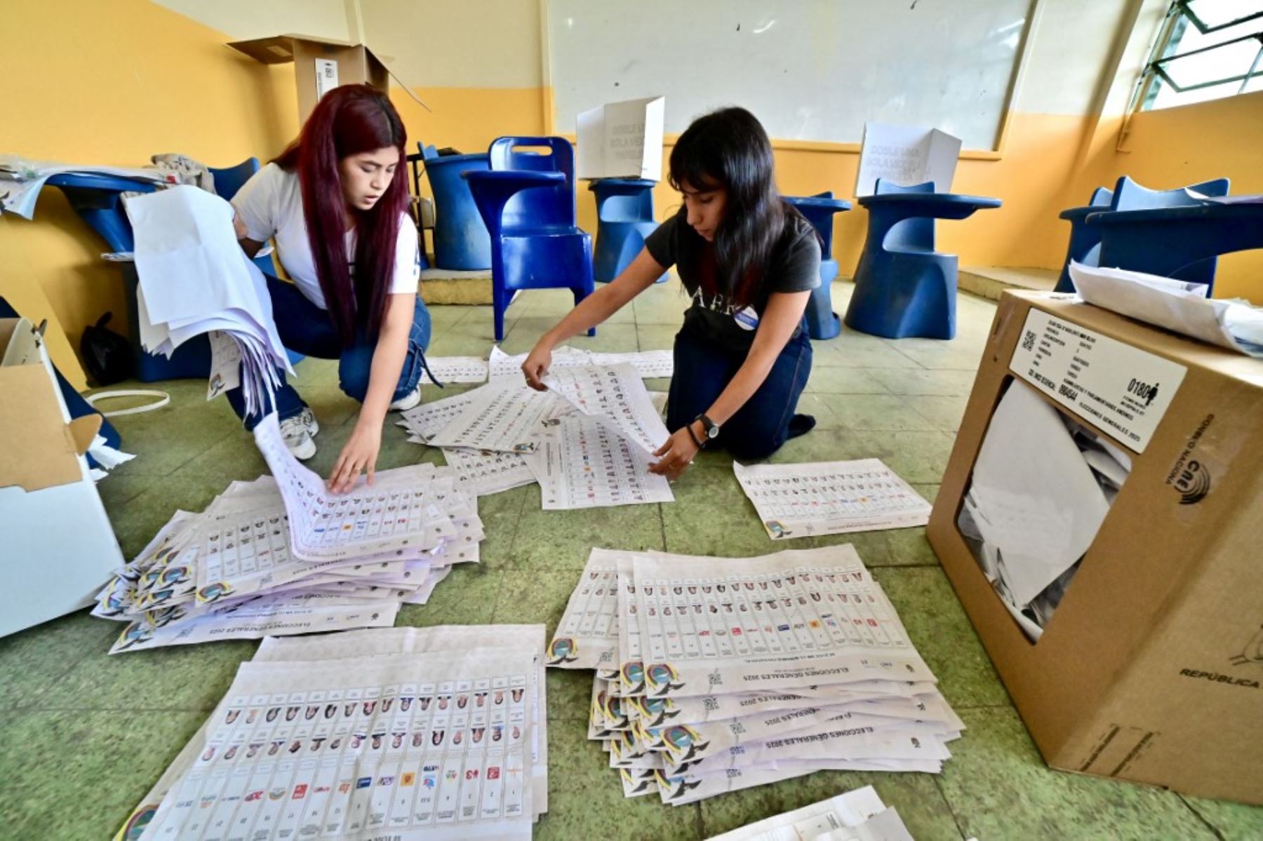 Personal electoral cuenta los votos después del cierre de un colegio electoral durante las elecciones presidenciales en la escuela Simón Bolívar en Guayaquil, Ecuador, el 9 de febrero de 2025. Foto: AFP