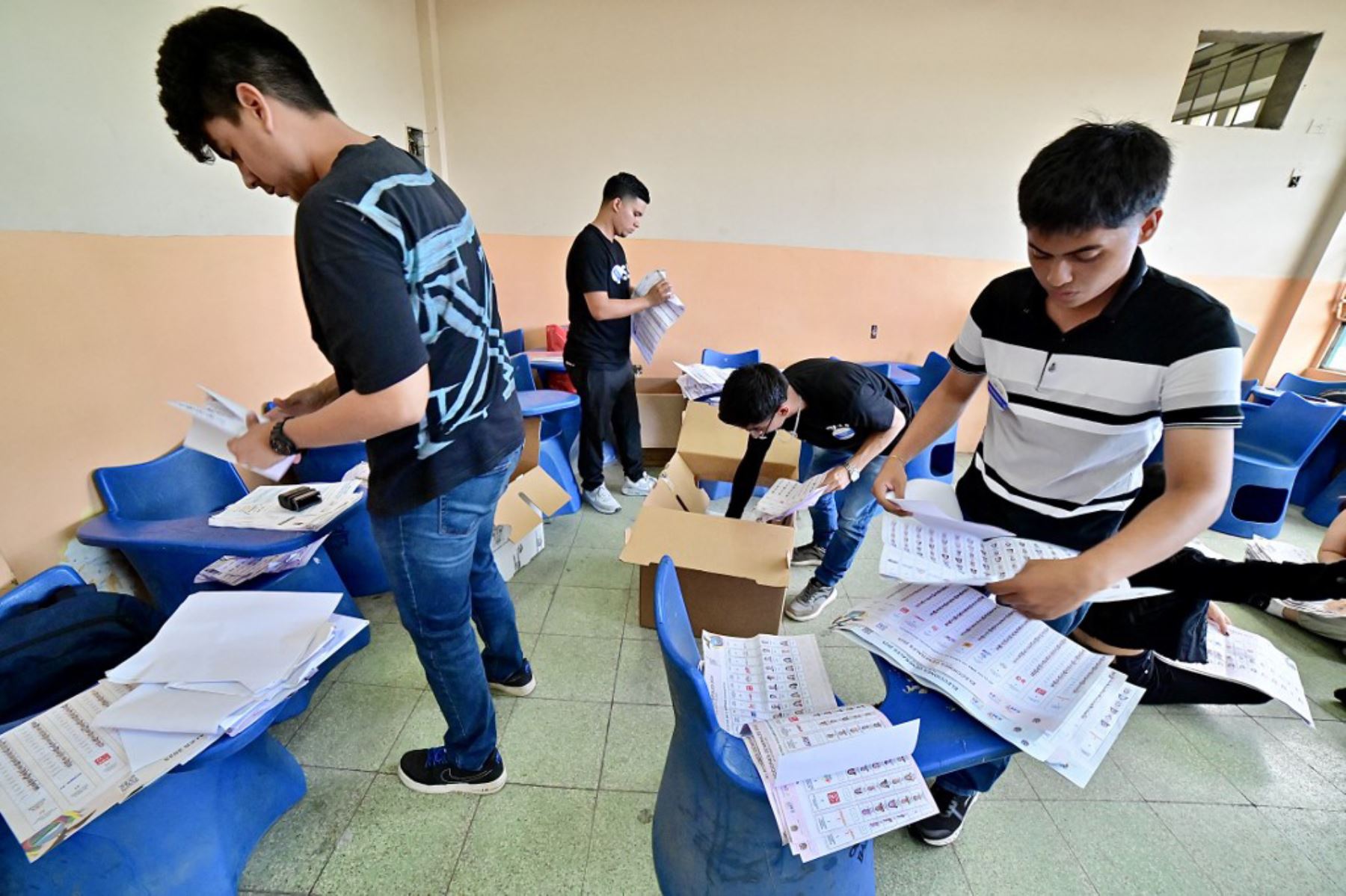 Personal electoral cuenta los votos después del cierre de un colegio electoral durante las elecciones presidenciales en la escuela Simón Bolívar en Guayaquil, Ecuador, el 9 de febrero de 2025. Foto: AFP