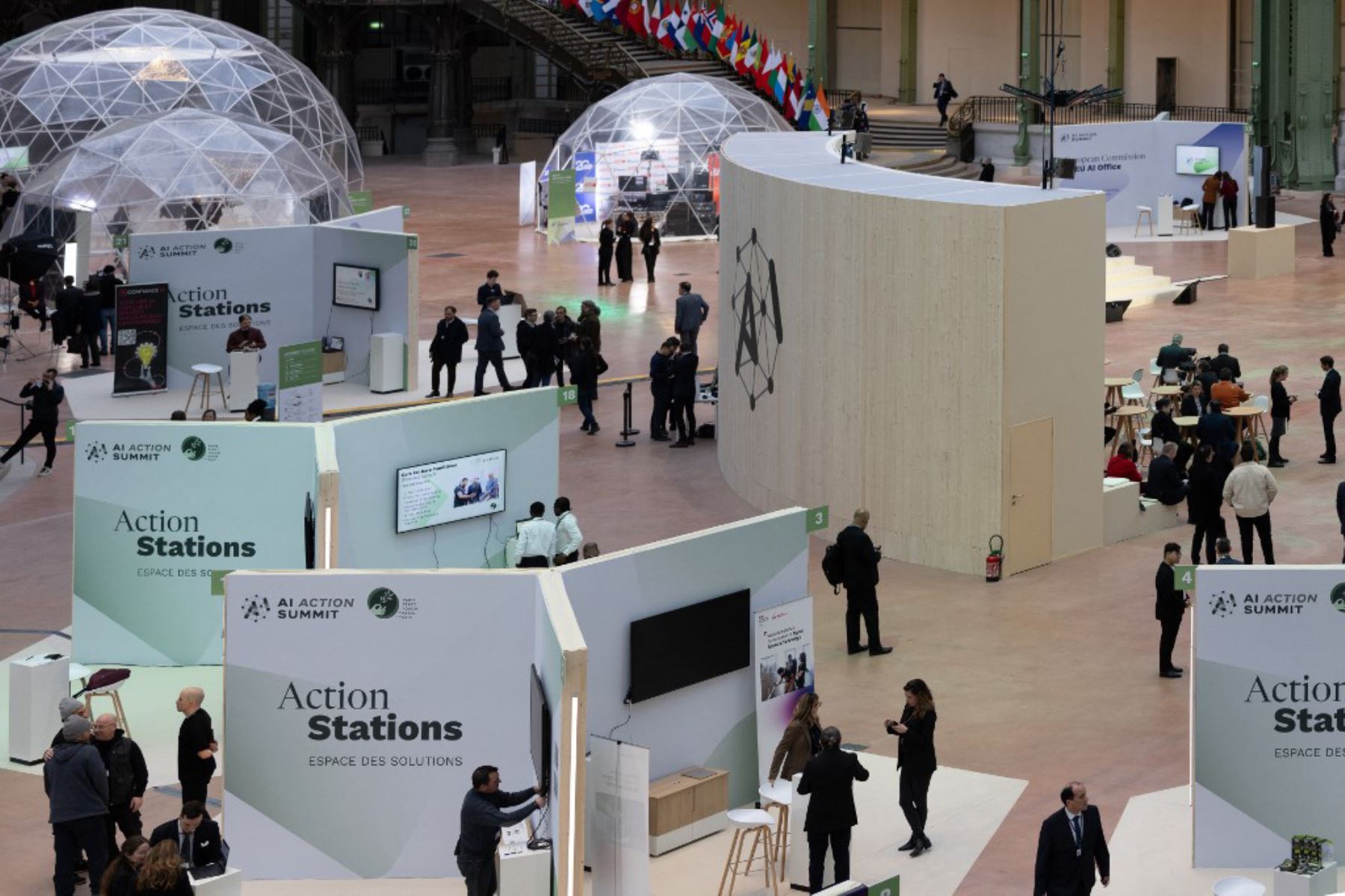 Dirigentes del mundo entero, abrieron este lunes una cumbre en París con la élite del mundo tecnológico para intentar fijar reglas de comportamiento para la revolucionaria inteligencia artificial (IA). Foto: AFP