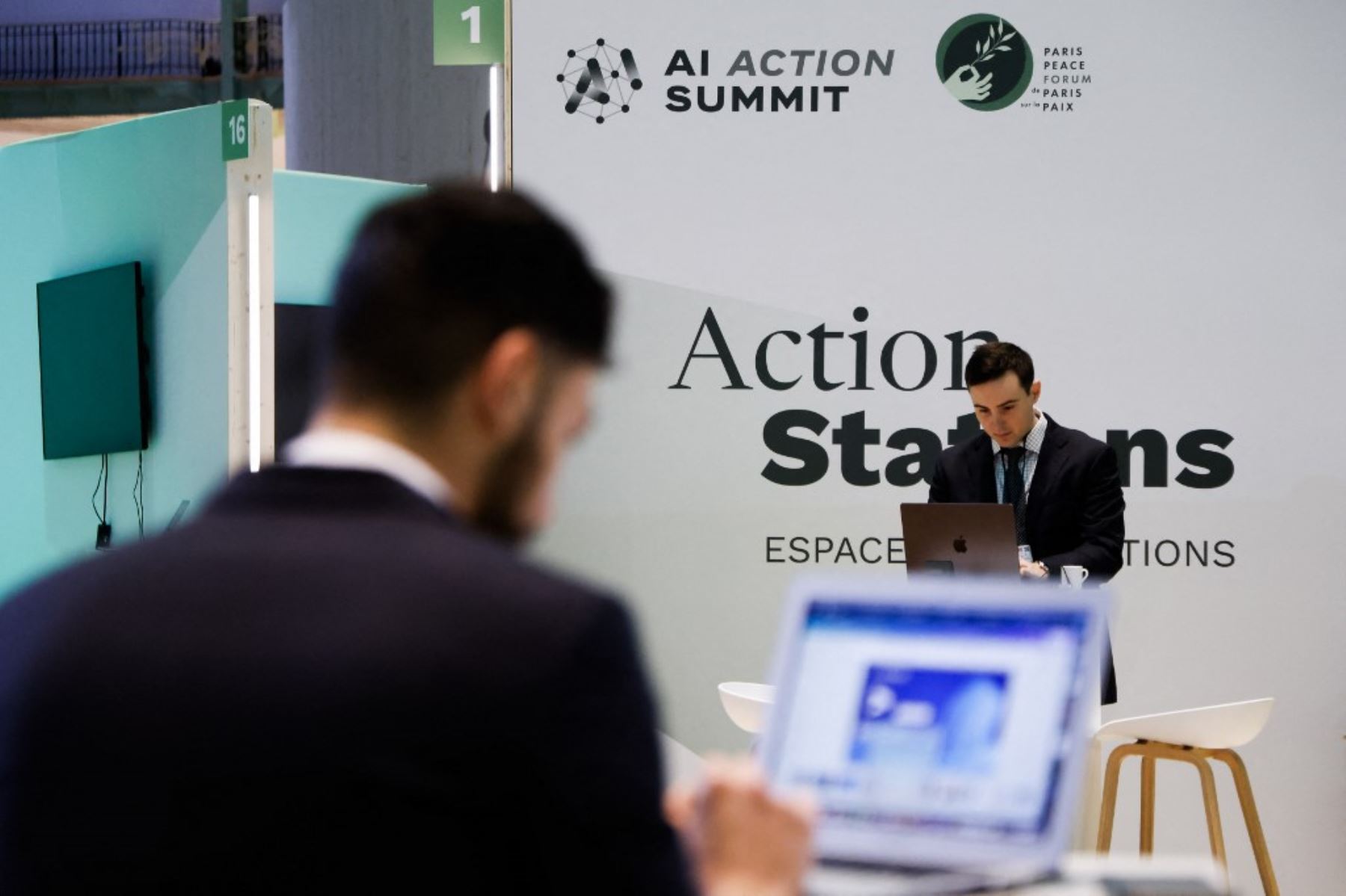 Dirigentes del mundo entero, abrieron este lunes una cumbre en París con la élite del mundo tecnológico para intentar fijar reglas de comportamiento para la revolucionaria inteligencia artificial (IA). Foto: AFP