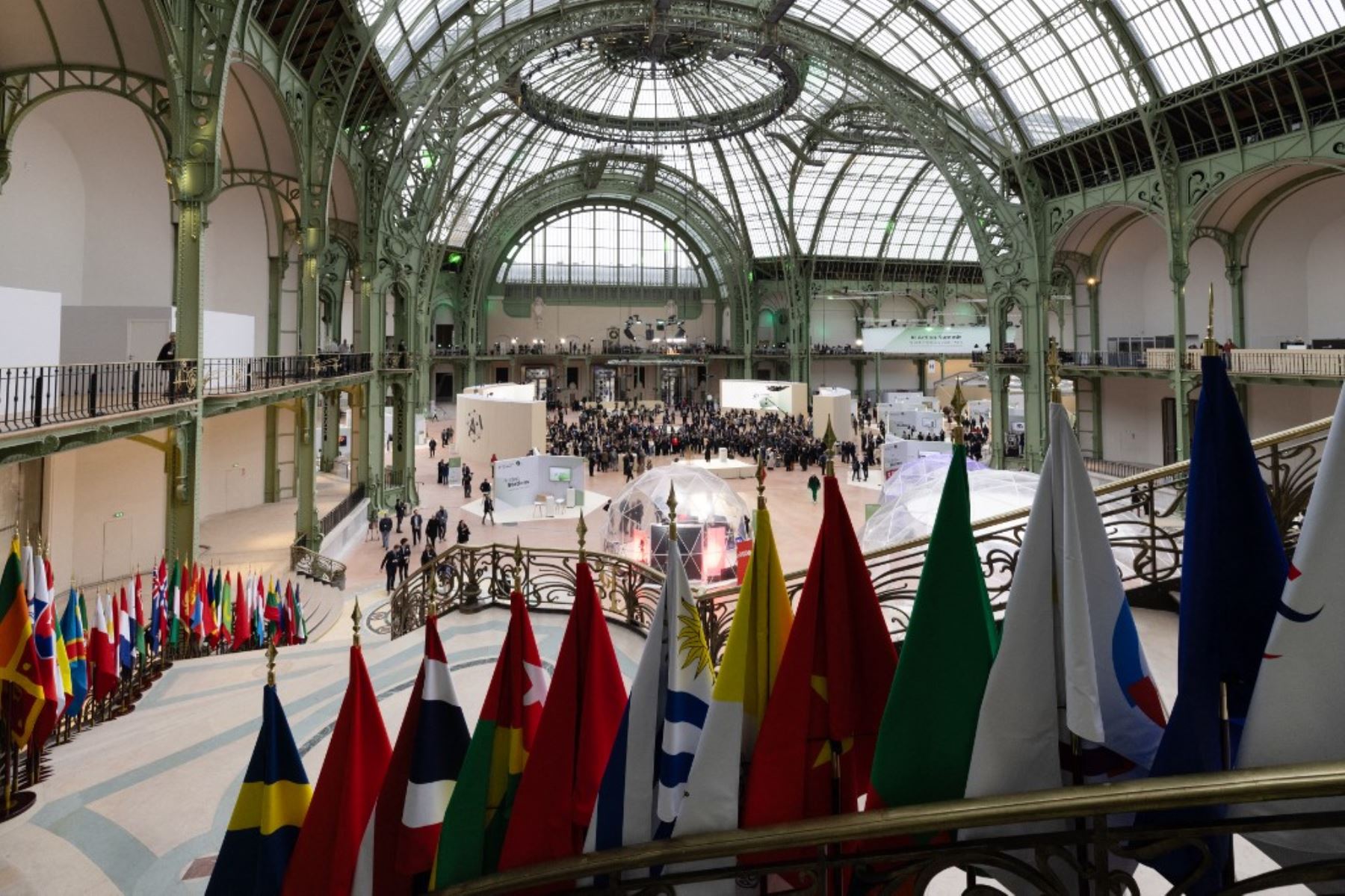 El presidente francés, Emmanuel Macron, anunció este domingo inversiones en IA en Francia por 109.000 millones de euros (112.620 millones de dólares) "en los próximos años", en la víspera de la cumbre, en una entrevista televisada.  Foto: AFP