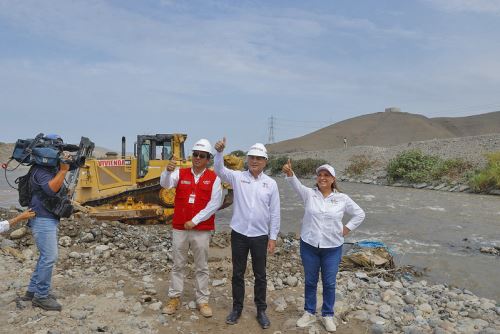 Presidenta Dina Boluarte supervisa trabajos de descolmatación y limpieza en río Chillón