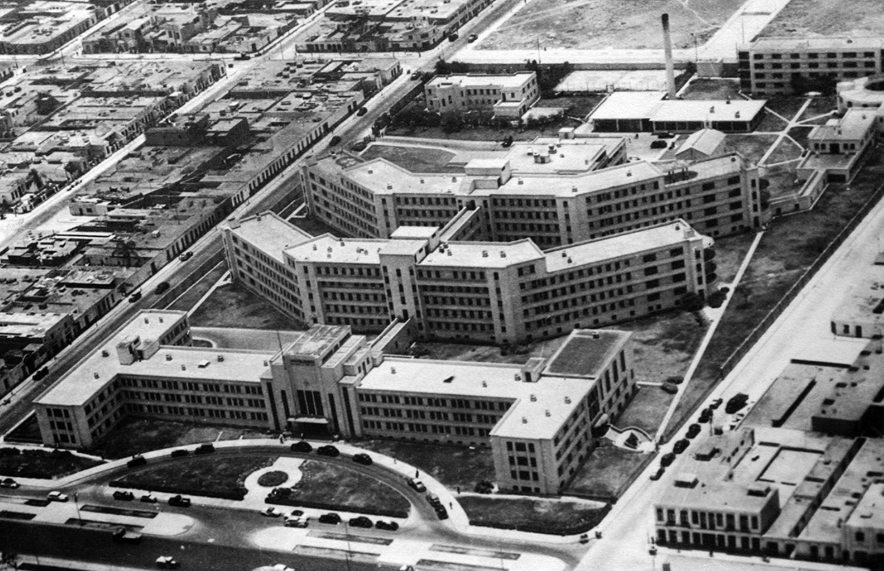 Vista panorámica del antiguo Hospital Obrero del Seguro Social del Perú, hoy hospital Guillermo Almenara. Foto: EsSalud