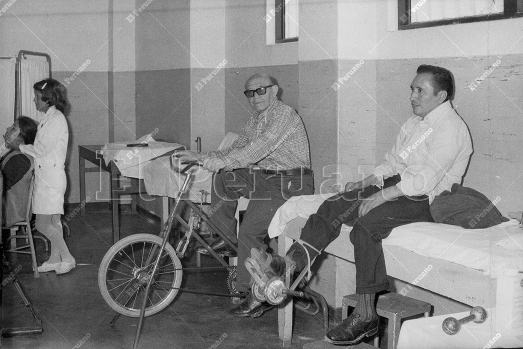 Lima - 22 mayo 1977 / Servicio de rehabilitación física en el hospital Guillermo Almenara del Seguro Social del Perú. Foto: Archivo Histórico de El Peruano