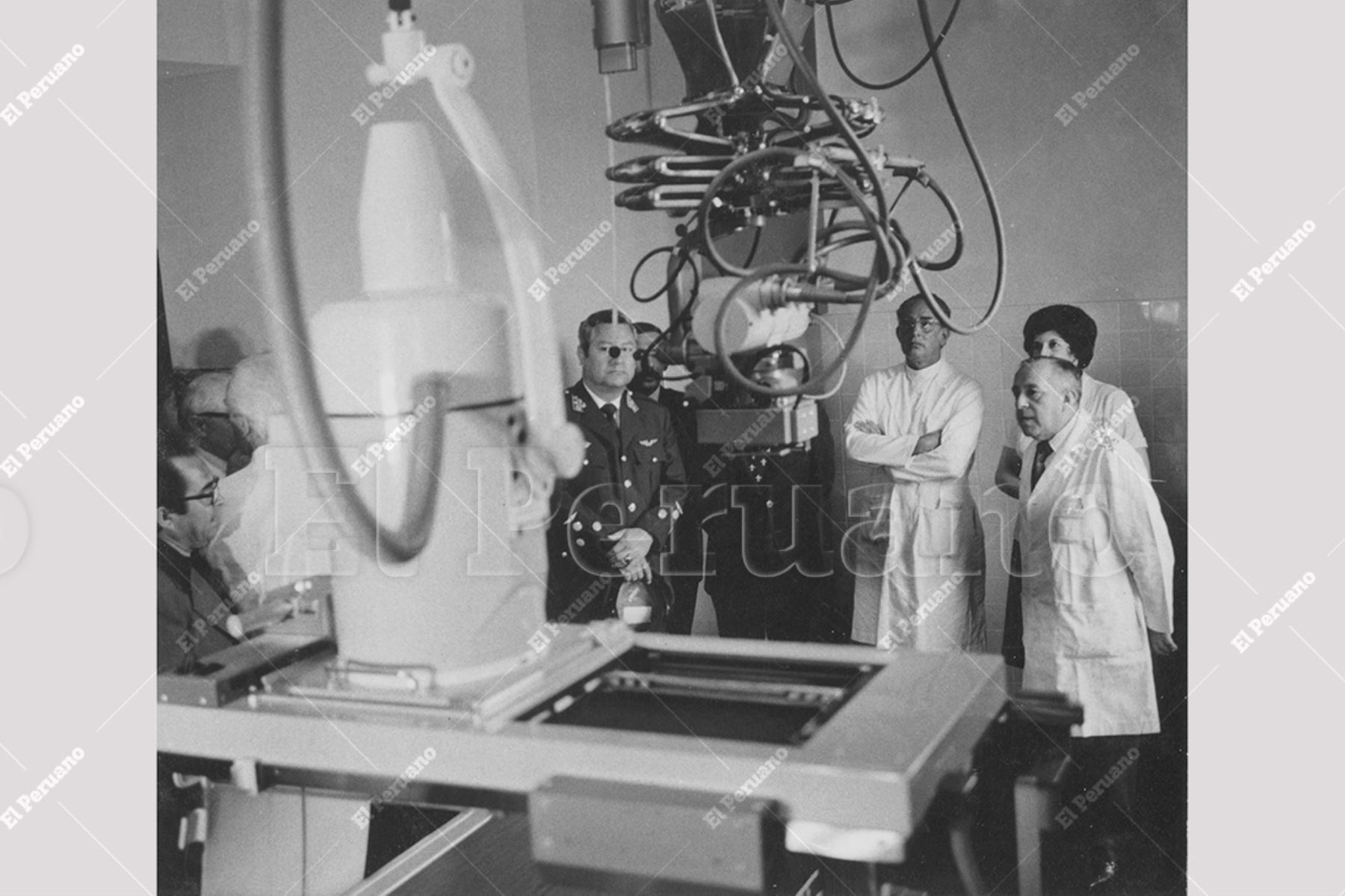 Lima - 13  diciembre 1976 / Instalación de nuevos equipos de Rayos X en el Hospital Obrero del Seguro Social del Perú. Foto: Archivo Histórico de El Peruano / Oswaldo Sánchez