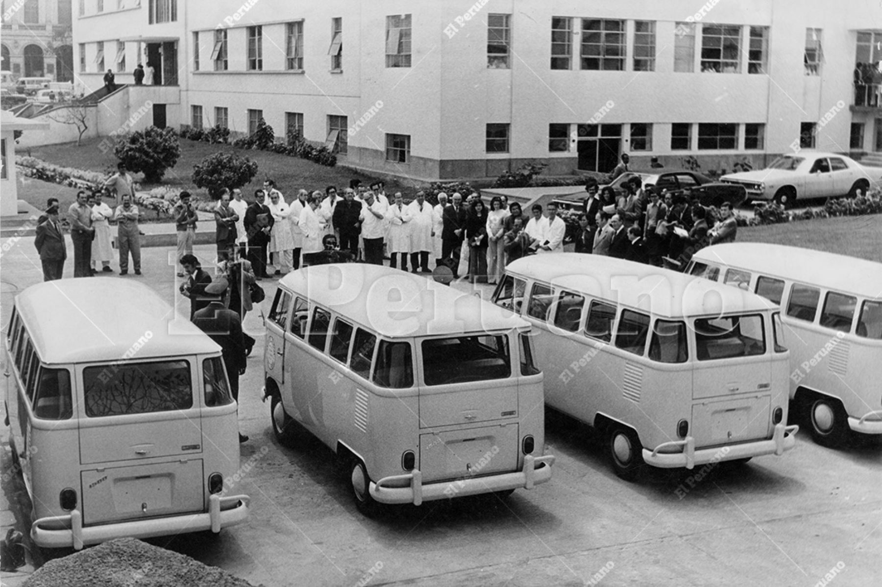 Lima - 12 setiembre 1975 / El Seguro Social del Perú puso al en servicio del Hospital Obrero, cuatro unidades móviles destinadas al transporte de los pacientes. Foto: Archivo Histórico de El Peruano / Rolando Ángeles