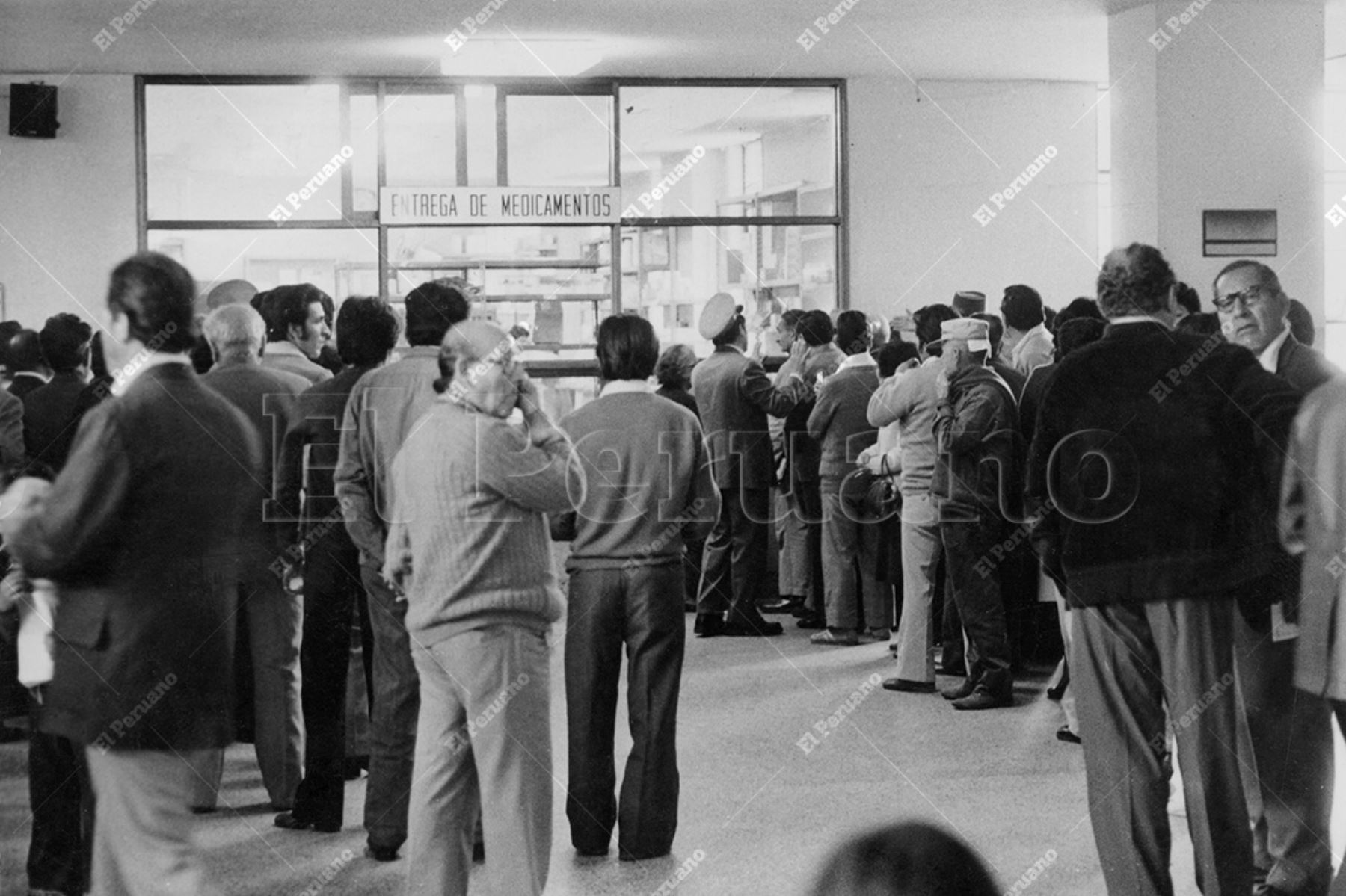 Lima - 9 setiembre 1981 / Un grupo de asegurados forman colas en la farmacia del Hospital Guillermo Almenara del Seguro Social del Perú. Foto: Archivo Histórico de El Peruano / Rómulo Luján