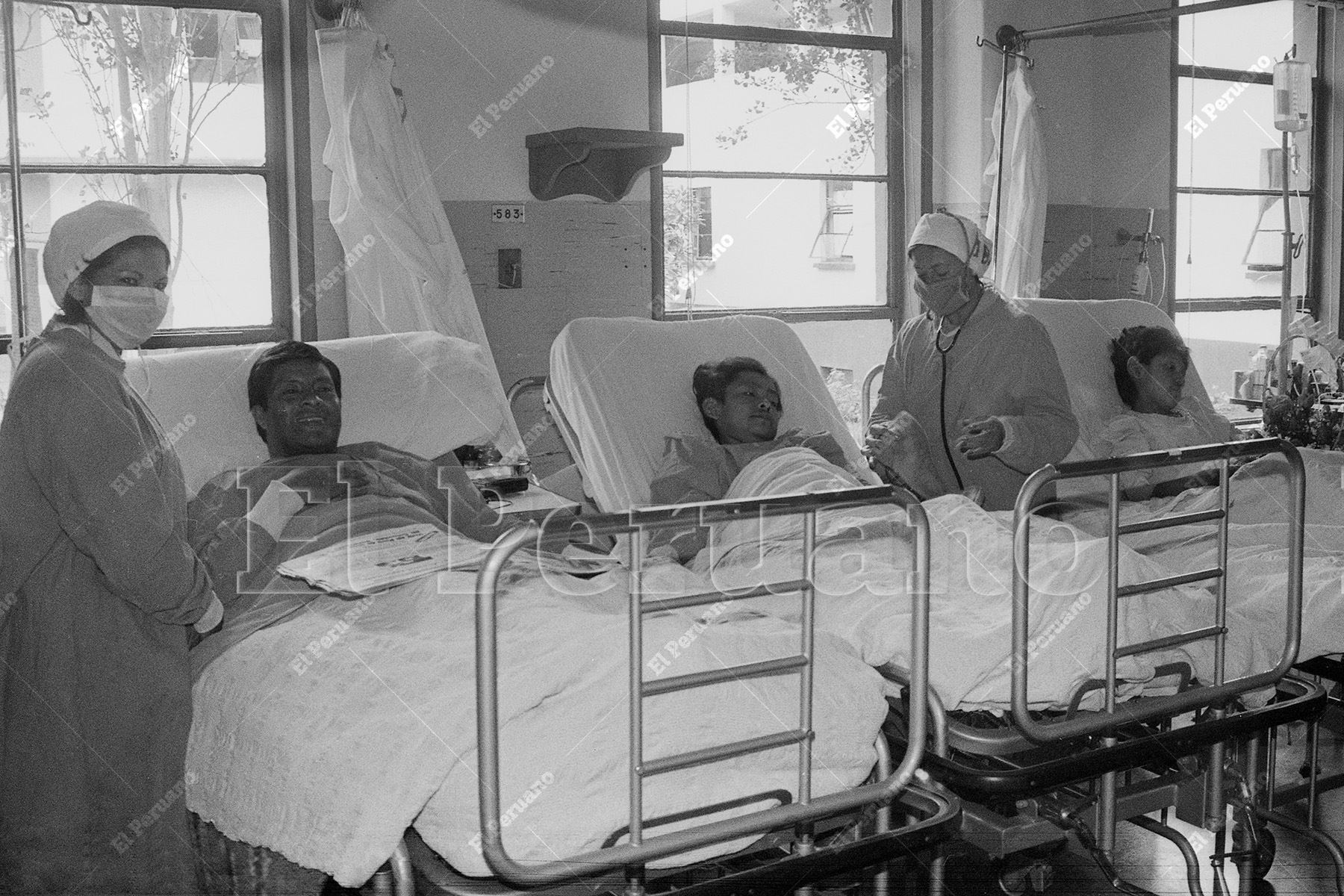 Lima - 25 setiembre 1990 / Una de las salas de internos del Hospital Guillermo Almenara del Instituto Peruano de Seguridad Social. Foto: Archivo Histórico de El Peruano / Víctor Palomino