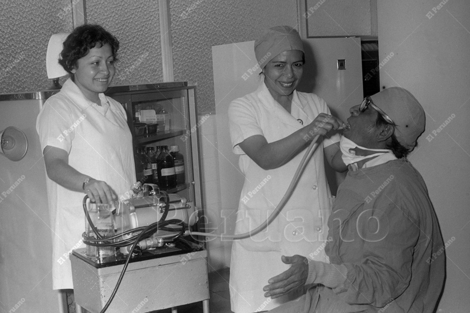 Lima - 30 junio 1976 / Atención médica en el Hospital Obrero del Seguro Social del Perú. Foto: Archivo Histórico de El Peruano / Américo Alburquerque