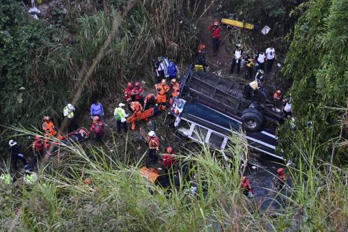 Autobús cae a barranco y enluta a Guatemala con al menos 52 muertos