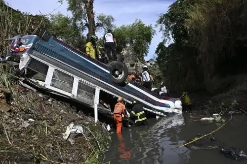 Autobús cae por barranco y enluta a Guatemala. Foto: AFP